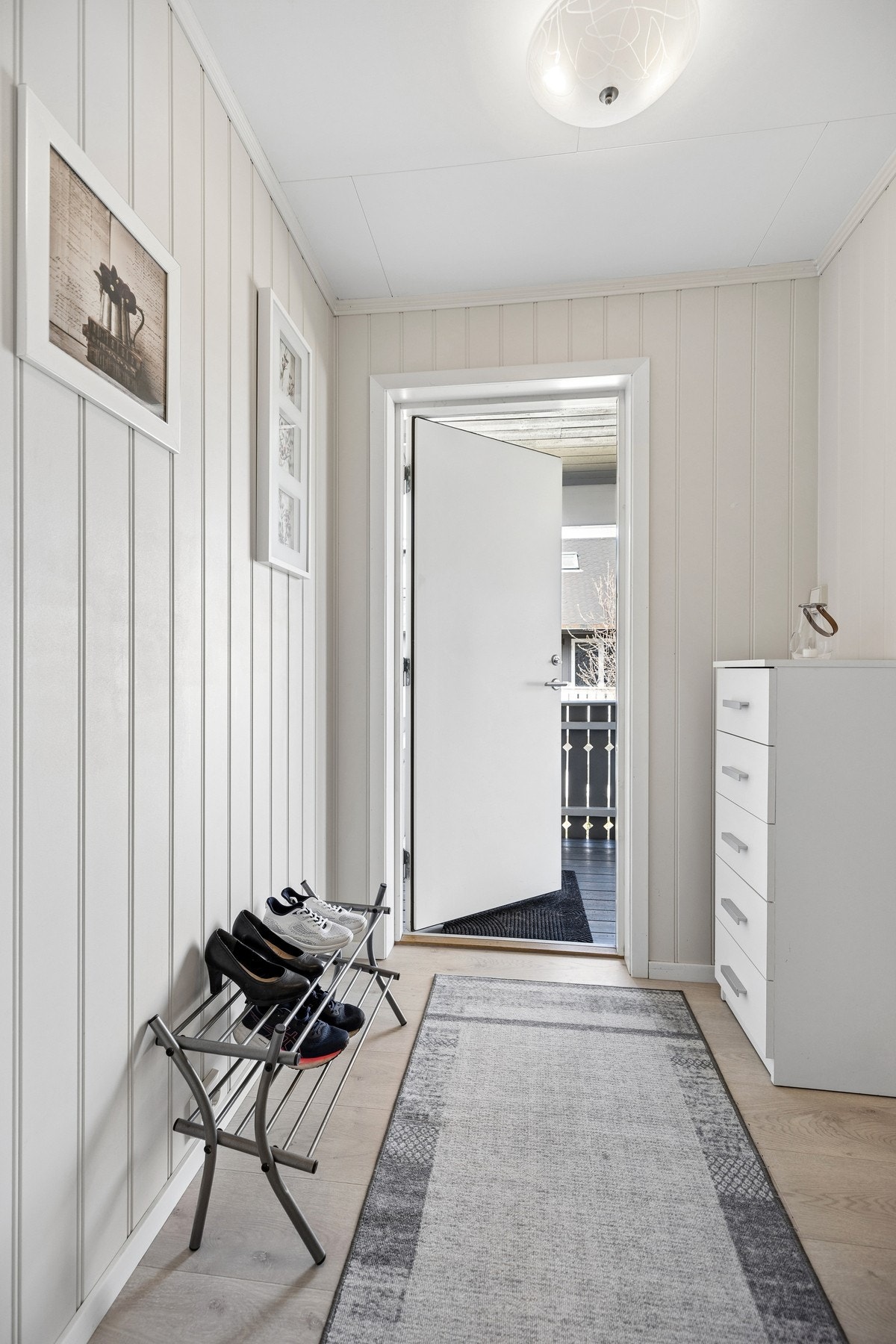Boligen ønsker deg velkommen med en lys og innbydende entré med praktisk oppbevaring, laminatgulv og direkte utgang til overbygd inngangsparti. Galleribilde