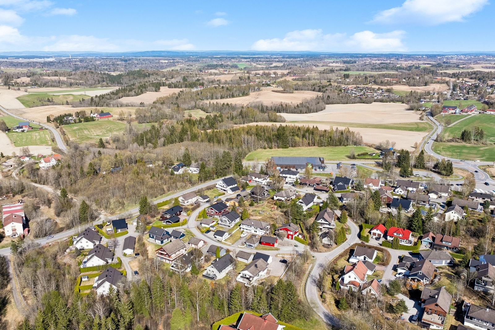 Bo landlig, med kort vei til sentrumsfasiliteter. Galleribilde