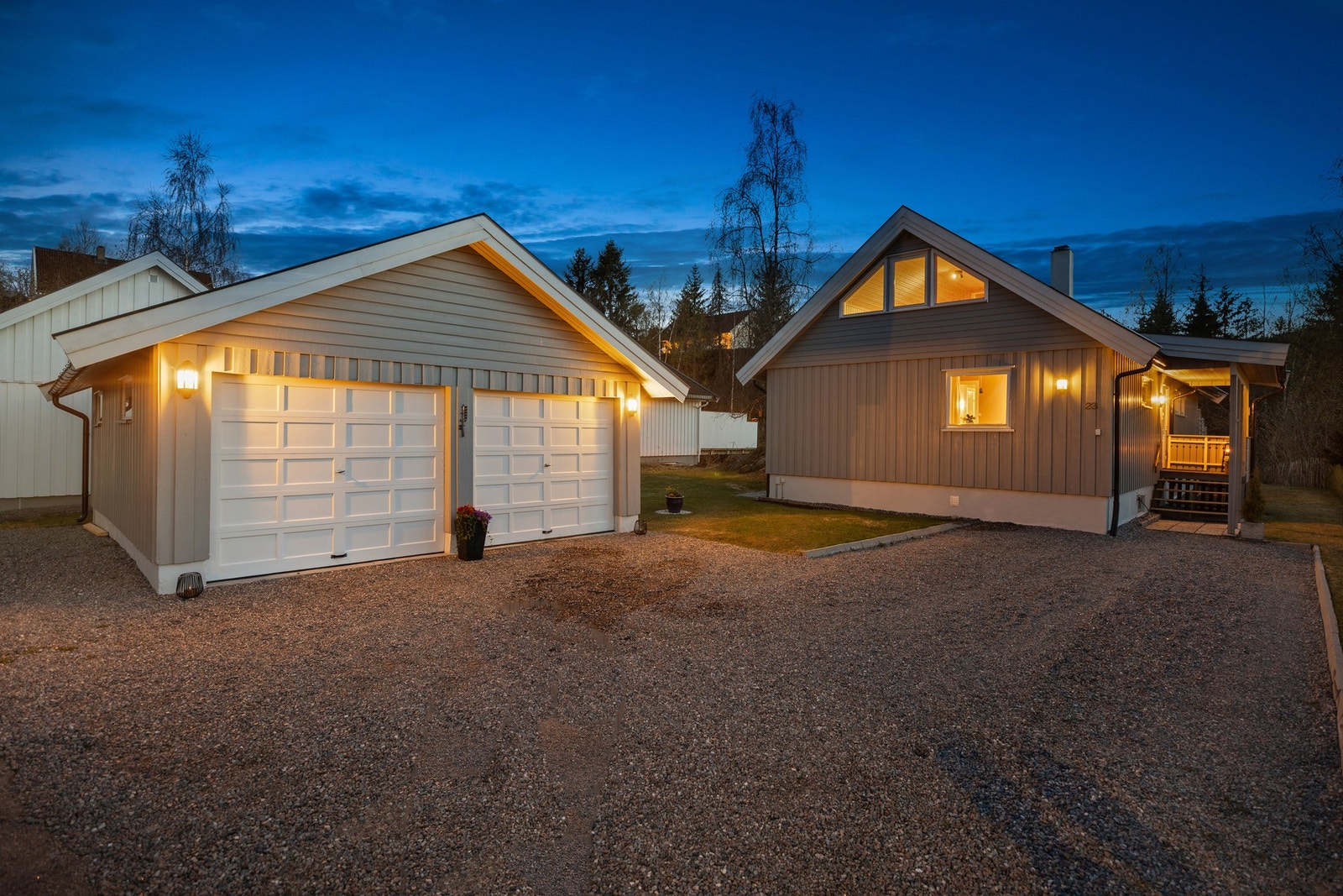 Lina Nordbys veg 23 er en tidløs familiebolig over to plan pluss kjeller med dobbel garasje og flotte uteområder! Galleribilde