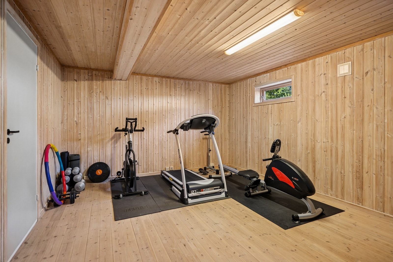 Allsidig rom i kjeller som i dag benyttes som treningsrom, med god plass til ulike aktiviteter. Rommet er ikke godkjent for varig opphold. Galleribilde