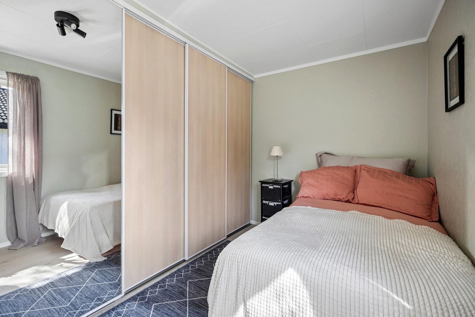 Soverom 2 har skyvedørsgarderobe med speilfronter for praktisk oppbevaring. Galleribilde