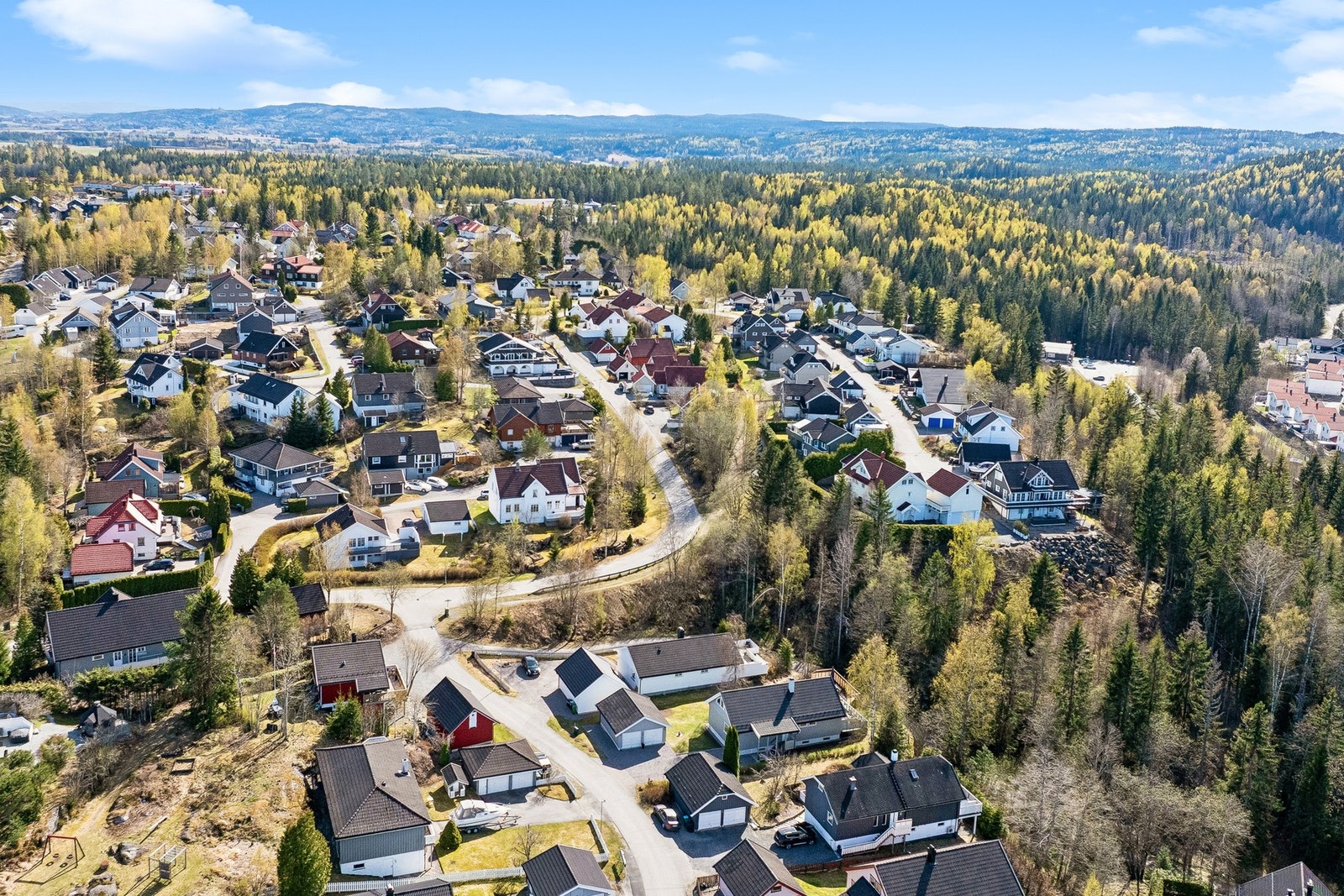 Her har du nærhet til "alt" du trenger, både natur, servicetilbud og gode kommunikasjoner. Galleribilde