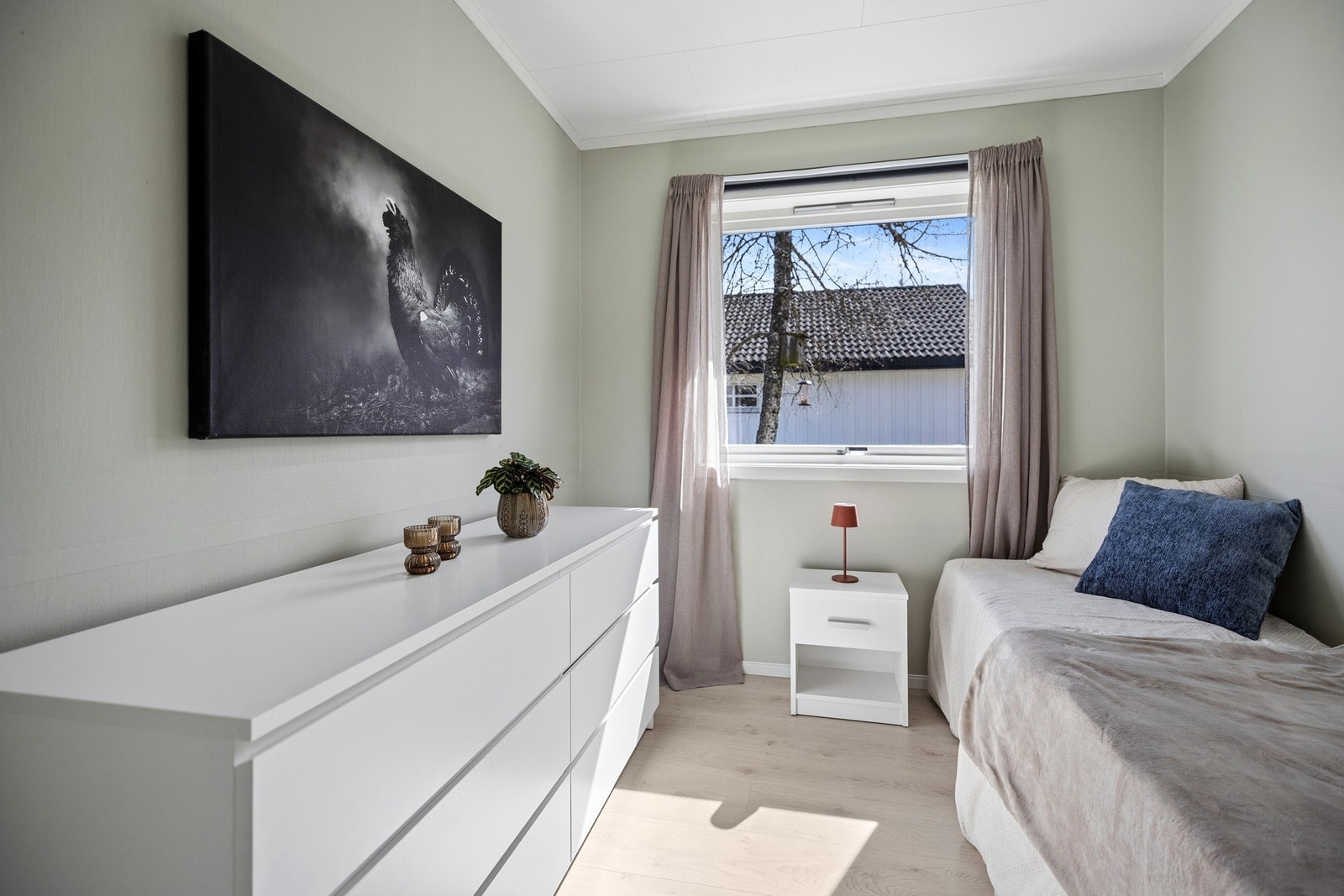 Soverom 3 egner seg godt som gjesterom, barnerom eller hjemmekontor, med plass til seng og oppbevaring. Galleribilde