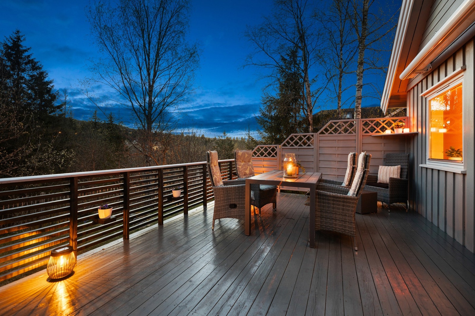 Boligen er omkranset flotte uteområder med terrasse og naturtomt. Galleribilde