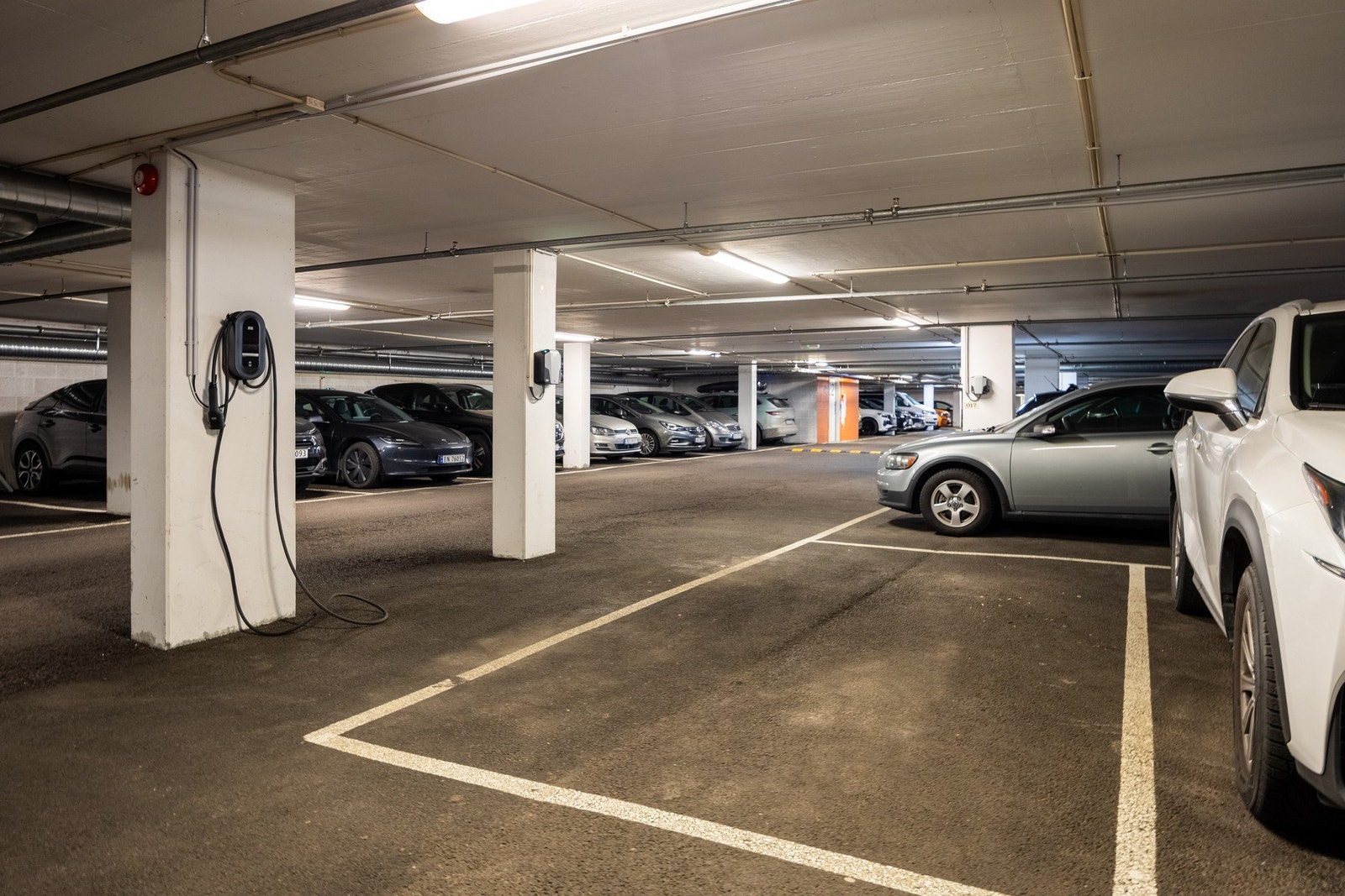 Leiligheten har bruksrett til garasjeplass nr. 15 i felles garasjeanlegg. Galleribilde