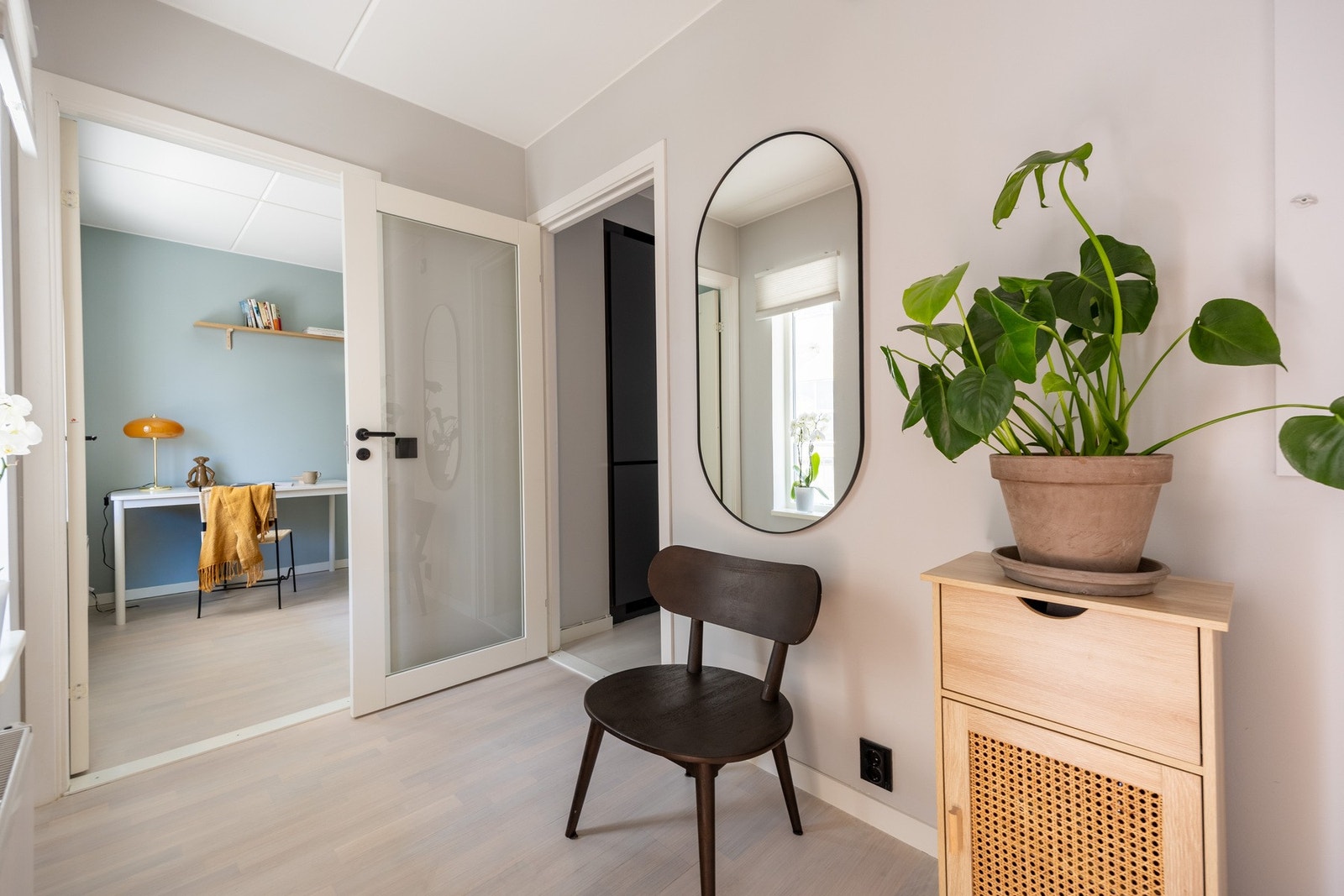 Her blir man ønsket velkommen inn i en romslig entré med plass til ønskelige møblementer. Galleribilde
