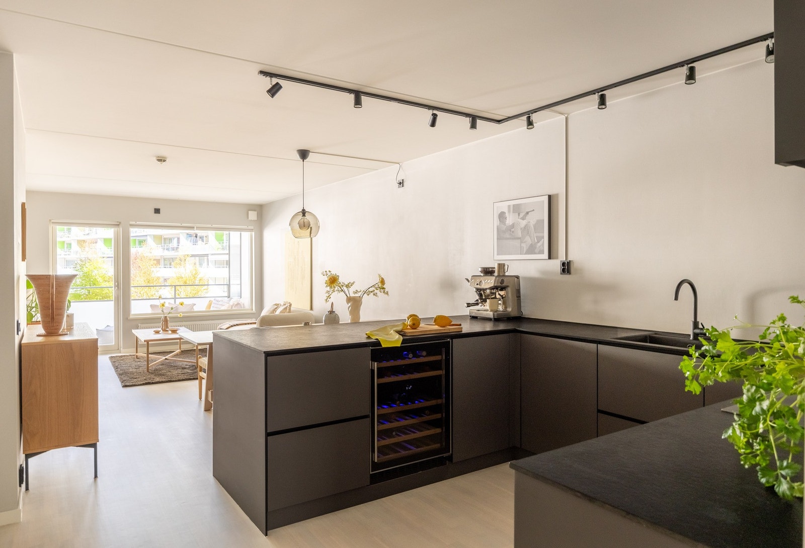 Moderne kjøkkeninnredning fra 2019 med glatte fronter og benkeplate av kompositt. Galleribilde