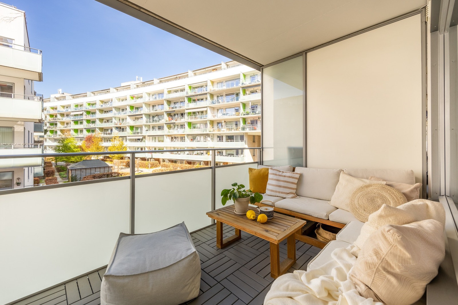 Moderne 3-roms leilighet med stor balkong på hele 14 kvm, egen garasjeplass og effektiv planløsning som skaper en lun atmosfære. Galleribilde