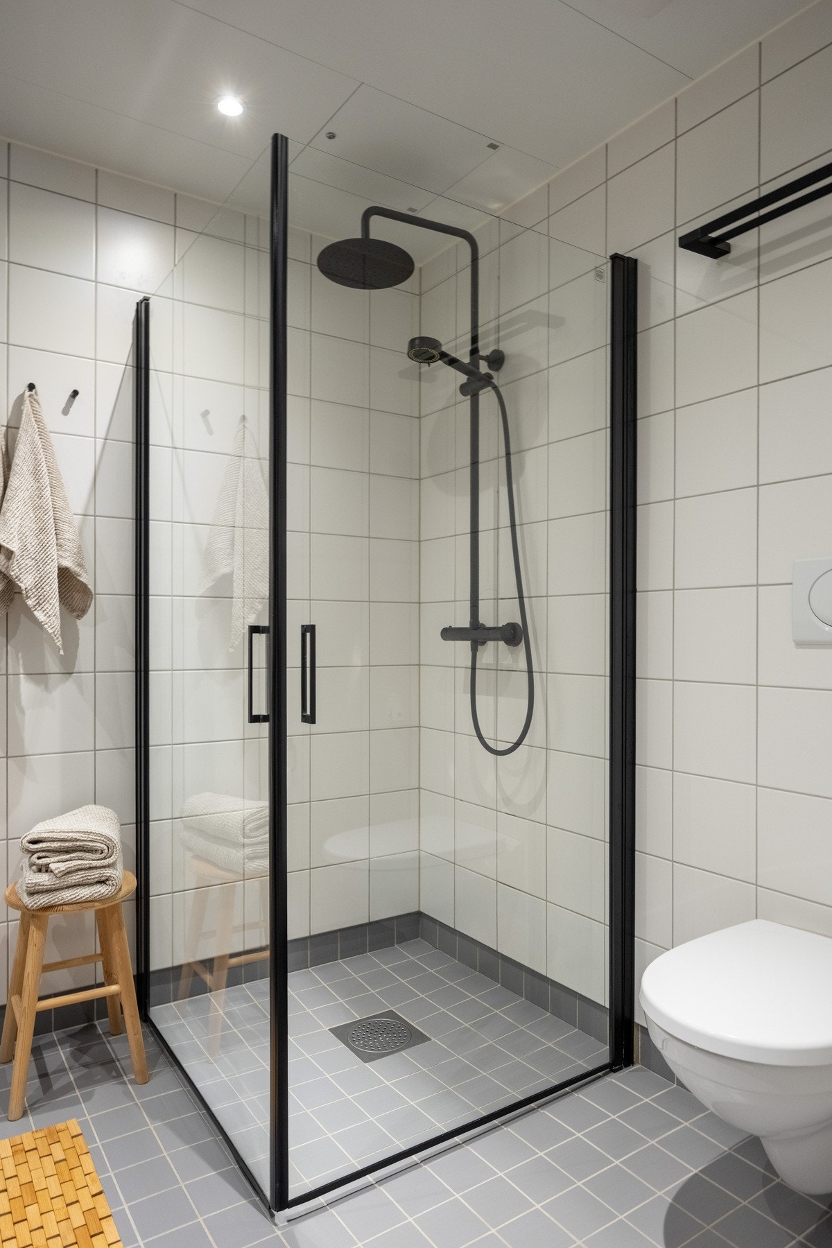 Badet har mekanisk avtrekk med ventil i himling og opplegg for vaskemaskin. Galleribilde