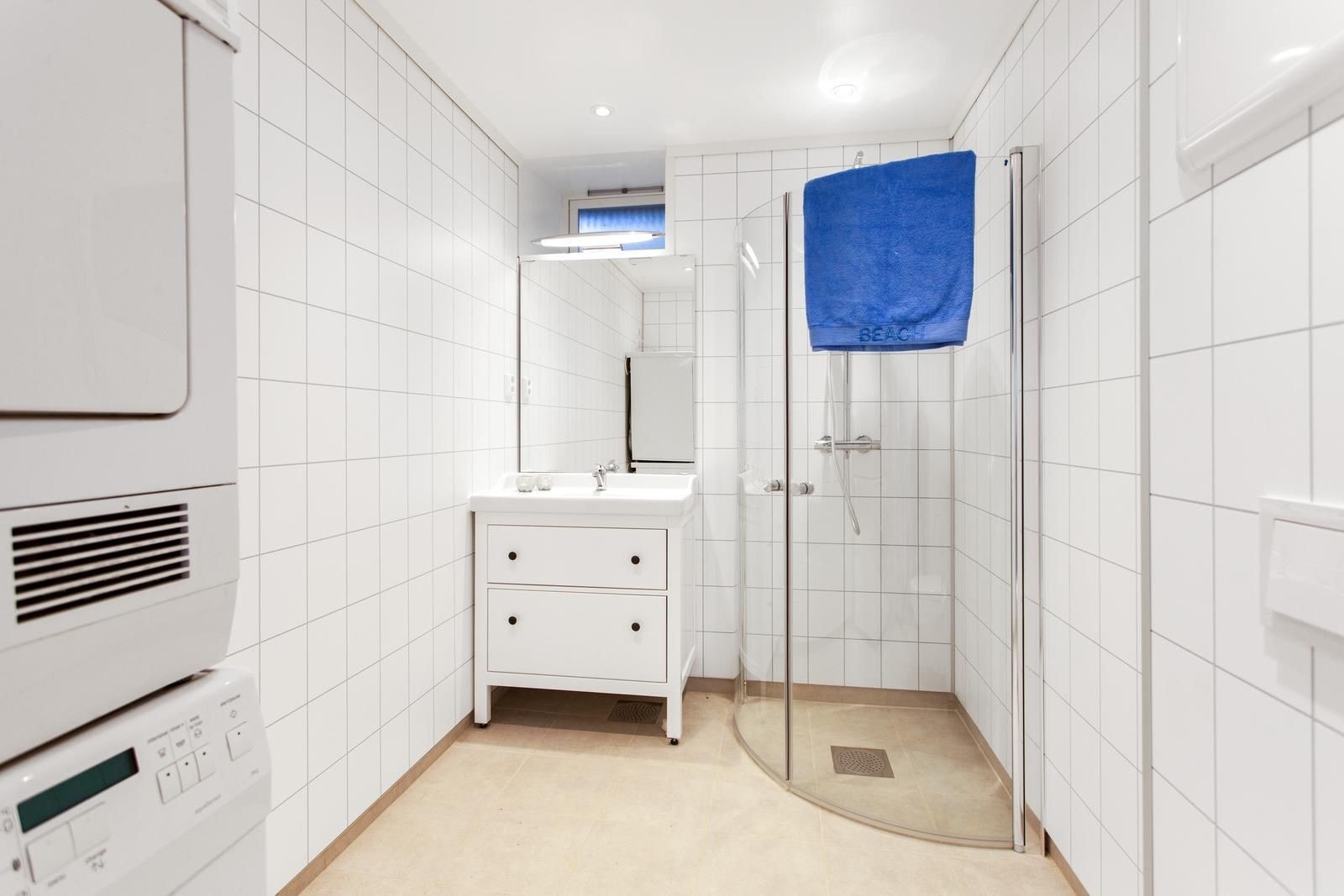 Pent bad innredet med vaskemaskin og tørketrommel Galleribilde