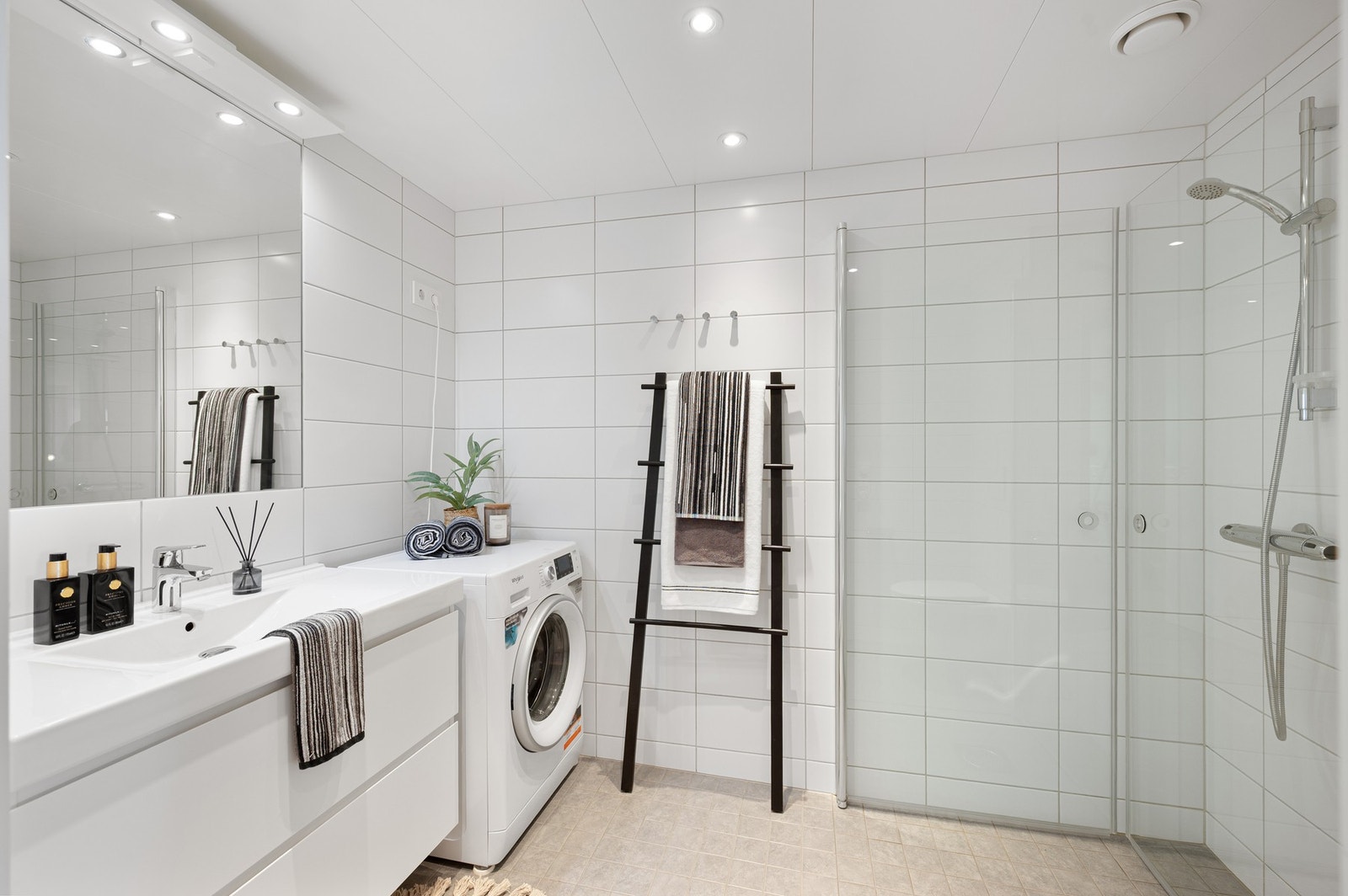 Lekkert og stilrent flislagt bad på 4,4m² med alt man trenger. Galleribilde