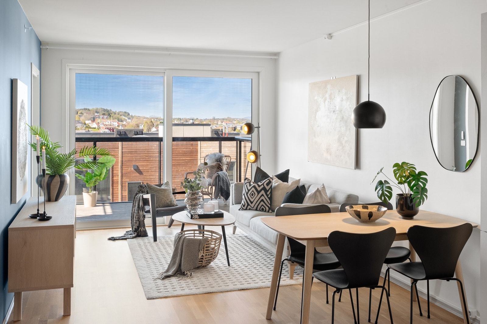 Store vindusflater som gir rikelig med naturlig lysinnslipp, noe som bidrar til en behagelig atmosfære. Galleribilde