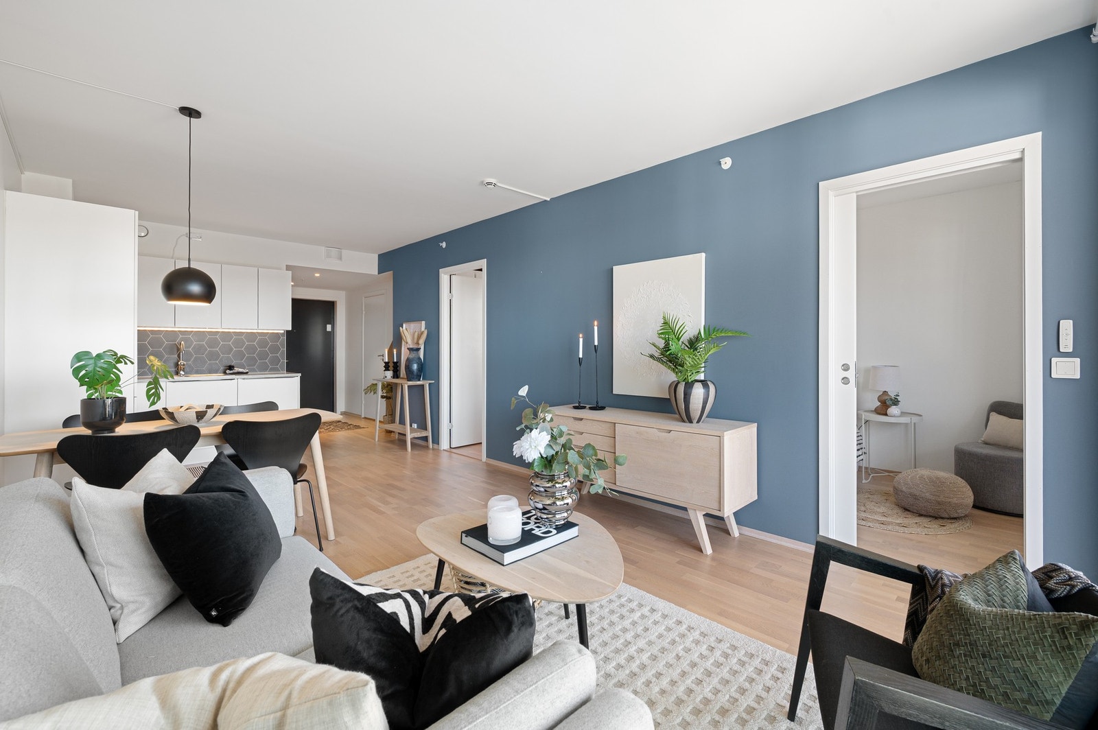 Åpen stue-/kjøkkenløsning på ca 23,9m² med ypperlige møbleringsmuligheter. Galleribilde
