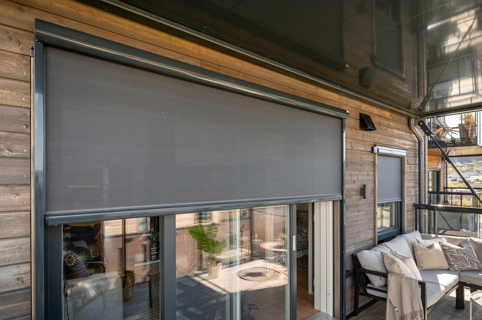 Praktiske utvendige screens både på stue og det ene soverommet, for de varmeste sommerdagene. Galleribilde