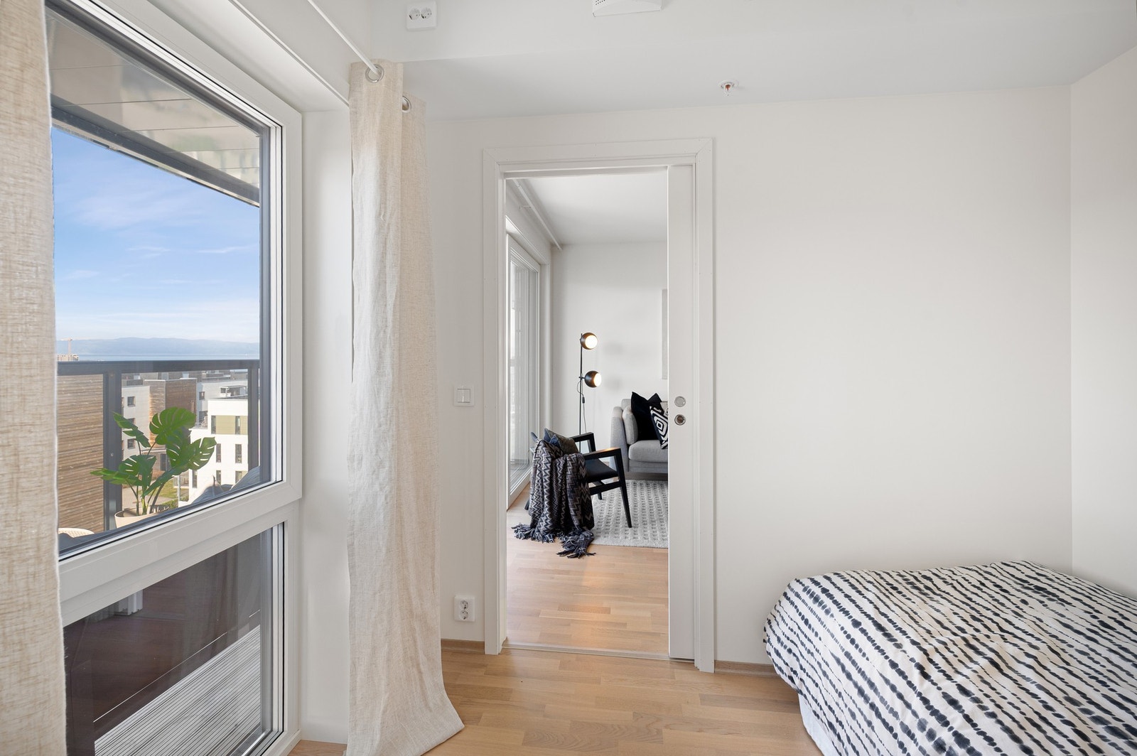 Lyst rom som gir en god romfølelse. Galleribilde