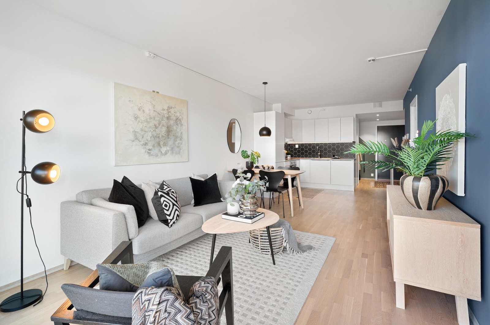 Her har man god plass til sittegruppe, stue- spise- og TV-bord. Galleribilde