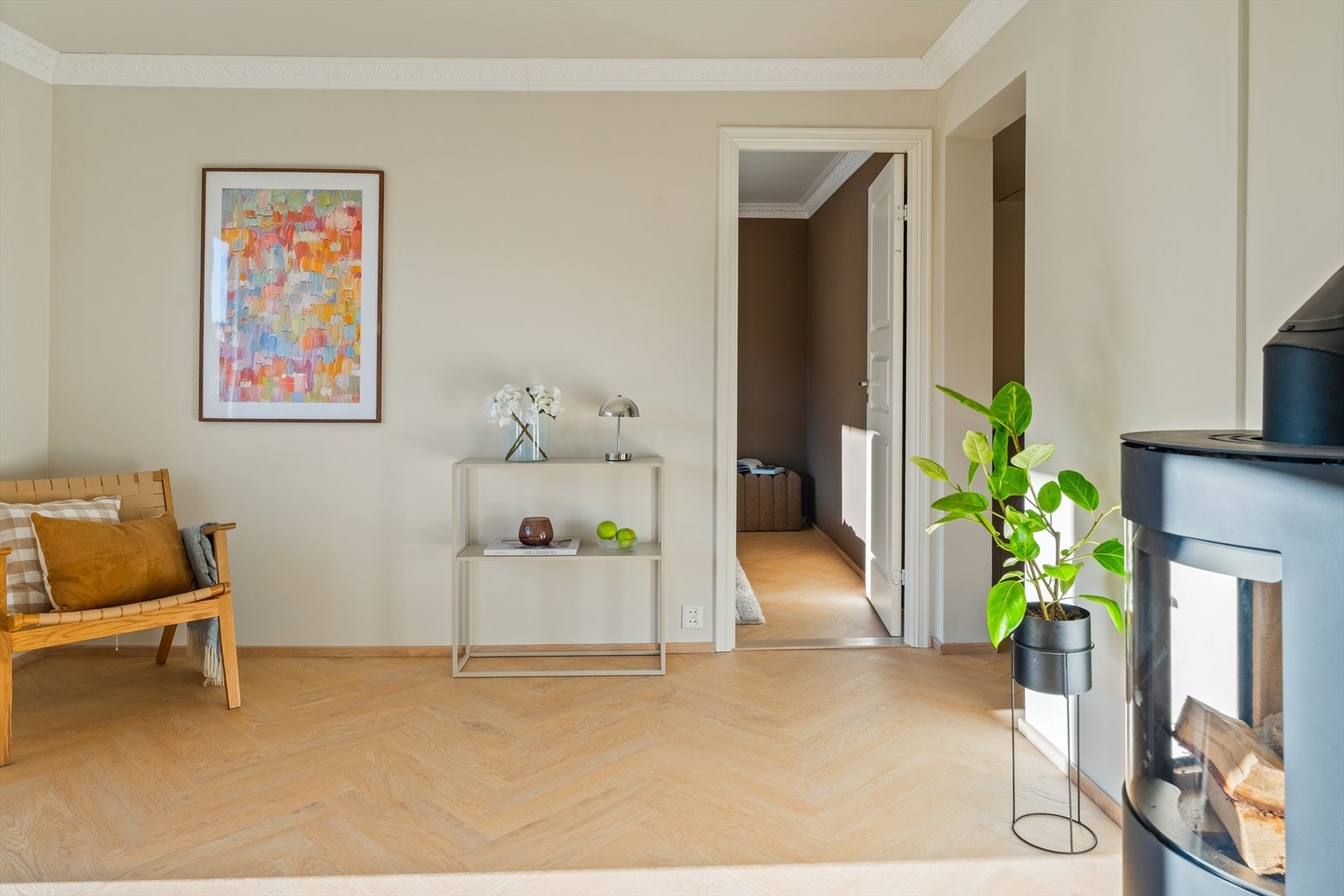 Legg merke til de fine detaljene. Her er det fiskebeinsgulv og stukkatur i tak. Galleribilde