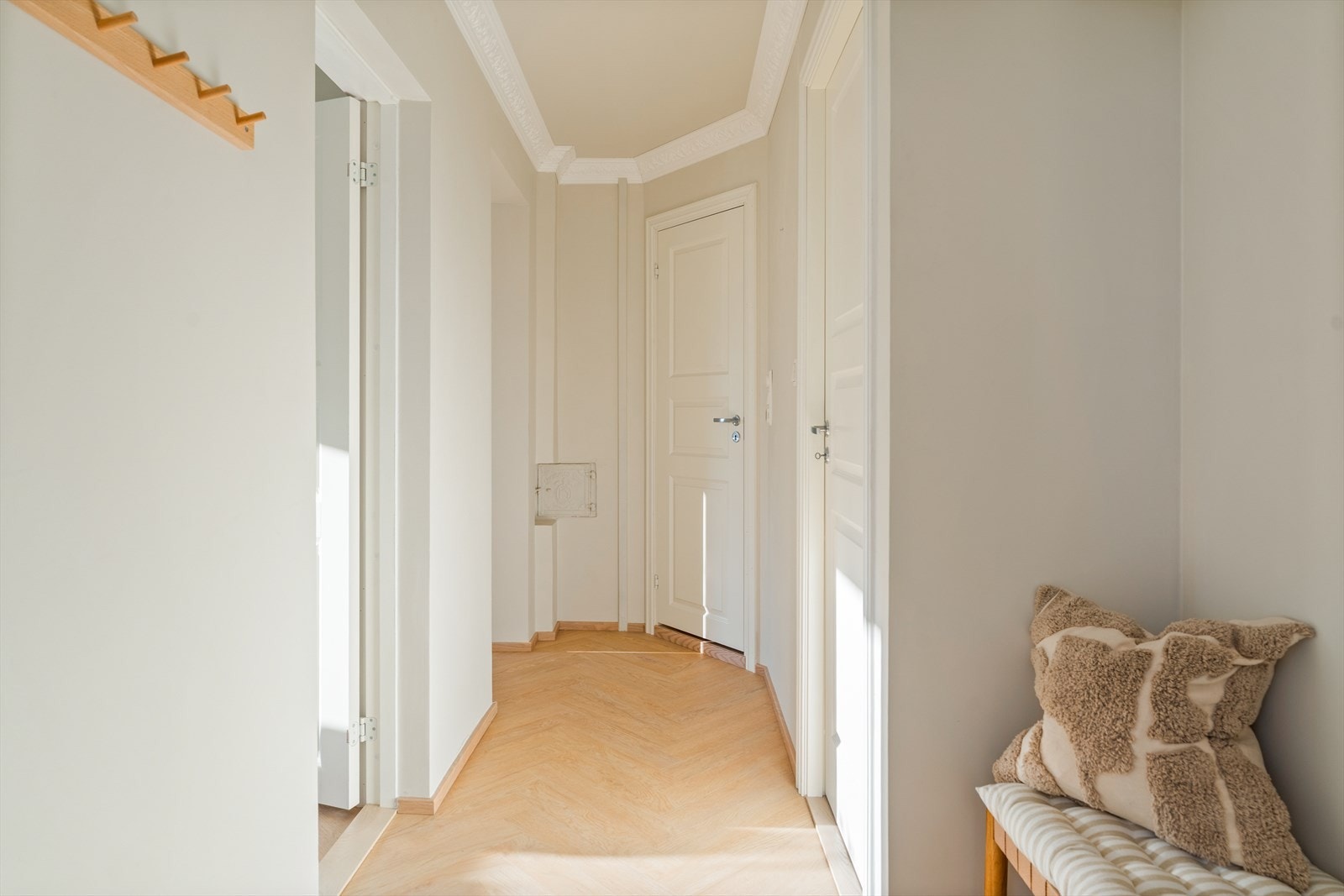 I entreen er det god plass til å henge av seg yttertøy. For ytterligere oppbevaring disponerer leiligheten en ekstern bod på ca. 3,3 m². Galleribilde