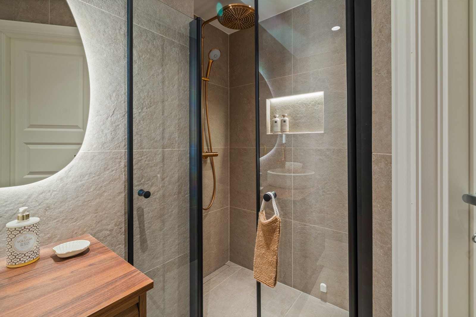 Badet er helfliset og har varmekabler i gulv Galleribilde