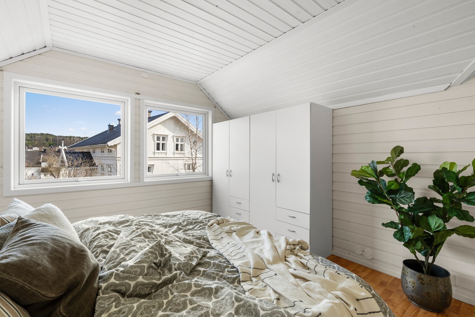 Et luftig rom med rikelig dagslys og en behagelig, avslappende atmosfære. (Ikke godkjent soverom, opprinnelig loftsstue) Galleribilde