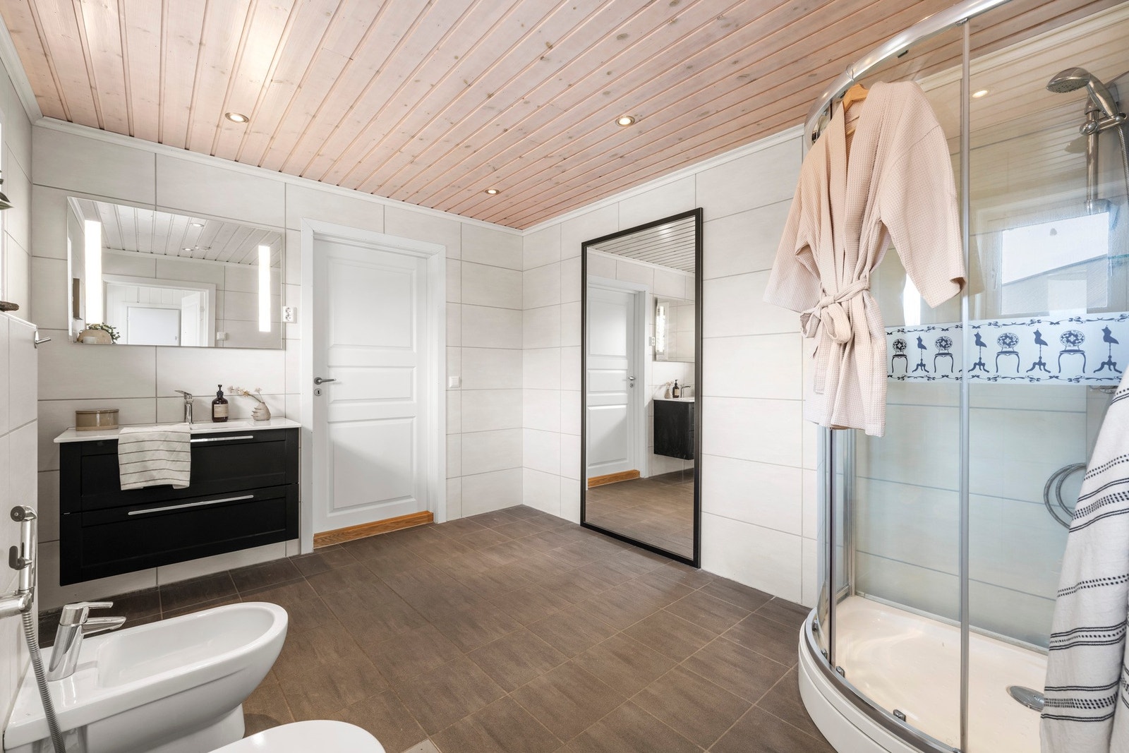 Boligen byr på to gode baderom. Galleribilde