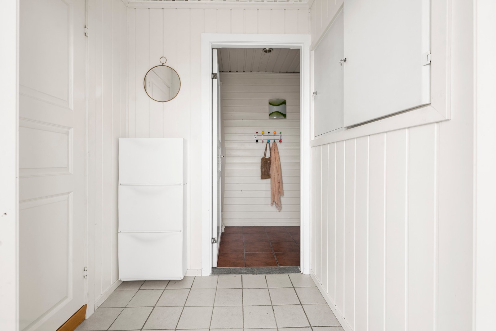 Entrè hvor du enkelt kan sette fra deg sko og henge fra deg yttertøy. Galleribilde