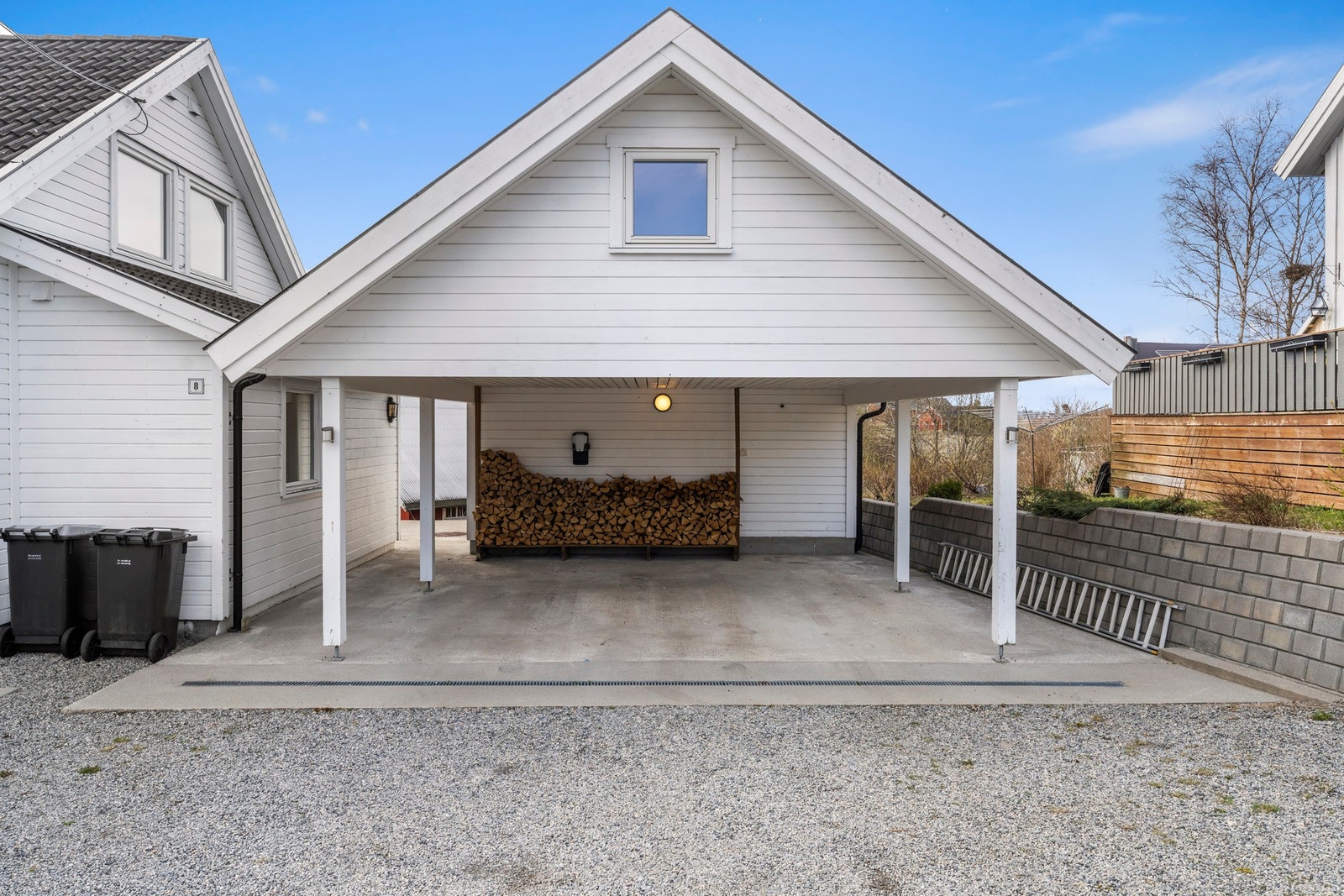 Romslig carport med dobbel biloppstillingsplass og tilhørende isolert bod på ca. 14 kvm. Galleribilde