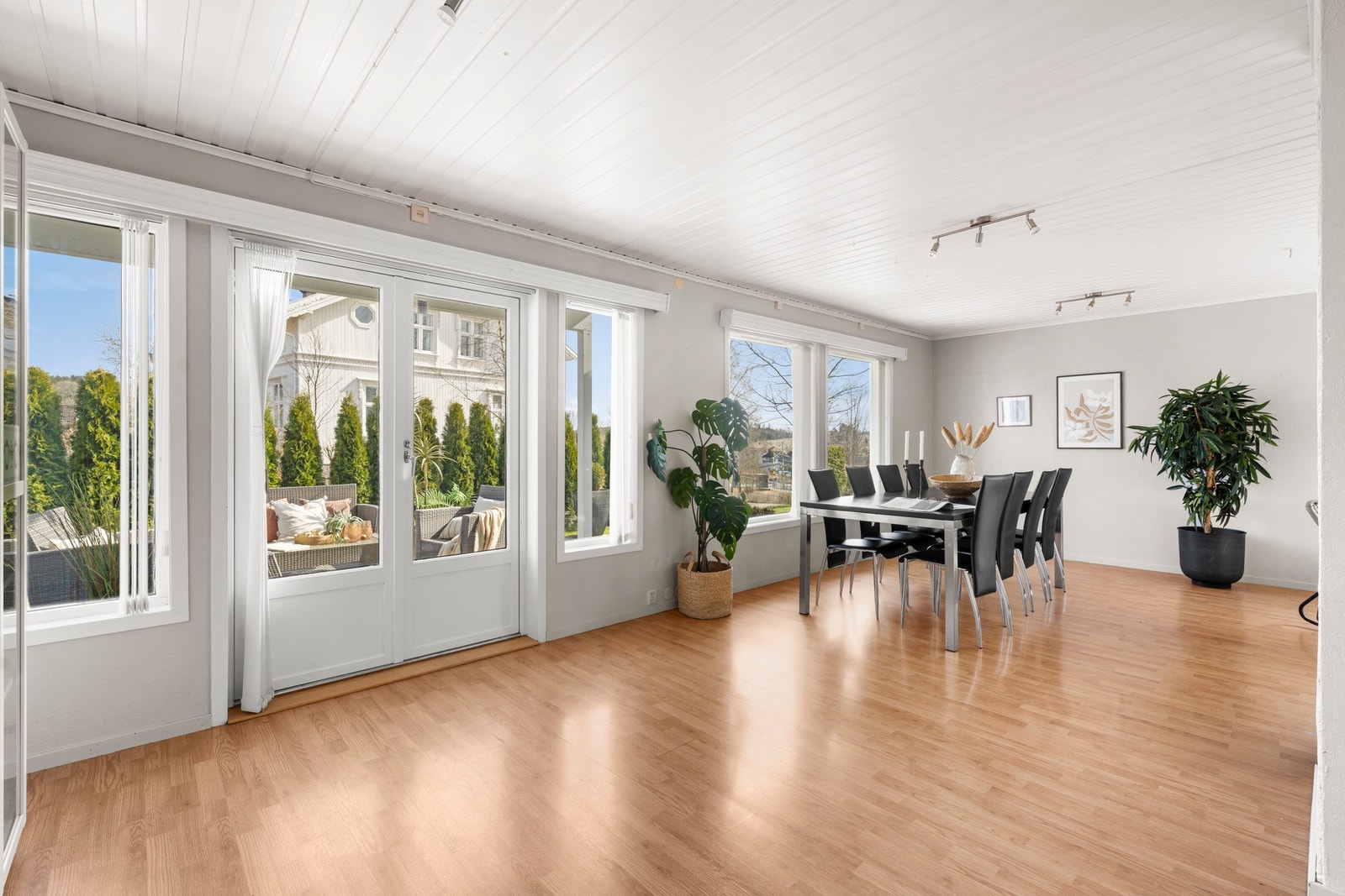 Direkte utgang fra stue til romslig markterrasse og veranda. Galleribilde