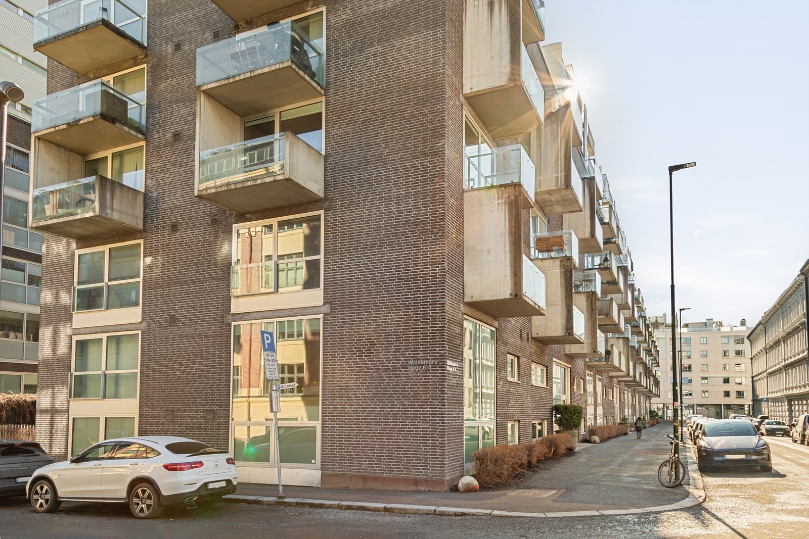 Bygget har en moderne arkitektur med teglfasade og store vindusflater. Det er heis i bygget. Galleribilde