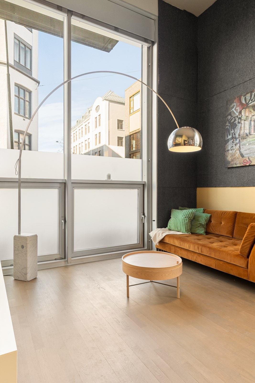 Hele leiligheten er utstyrt med Philips Hue smartbelysning, som lar deg tilpasse atmosfæren etter ønske. Galleribilde