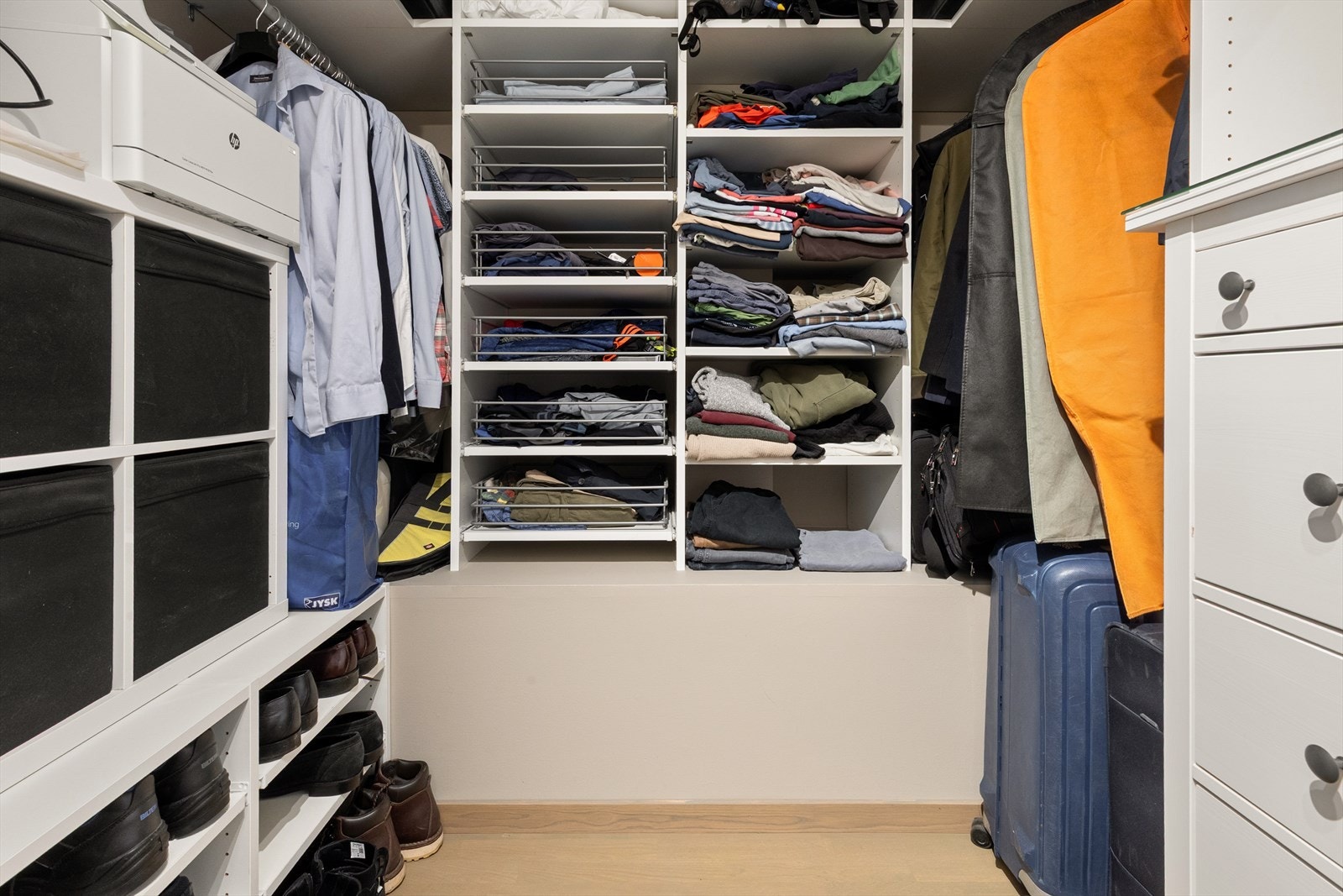 I tilknytning til soverommet i første etasje finner du en stor walk-in garderobe med rikelig oppbevaringsplass. Galleribilde