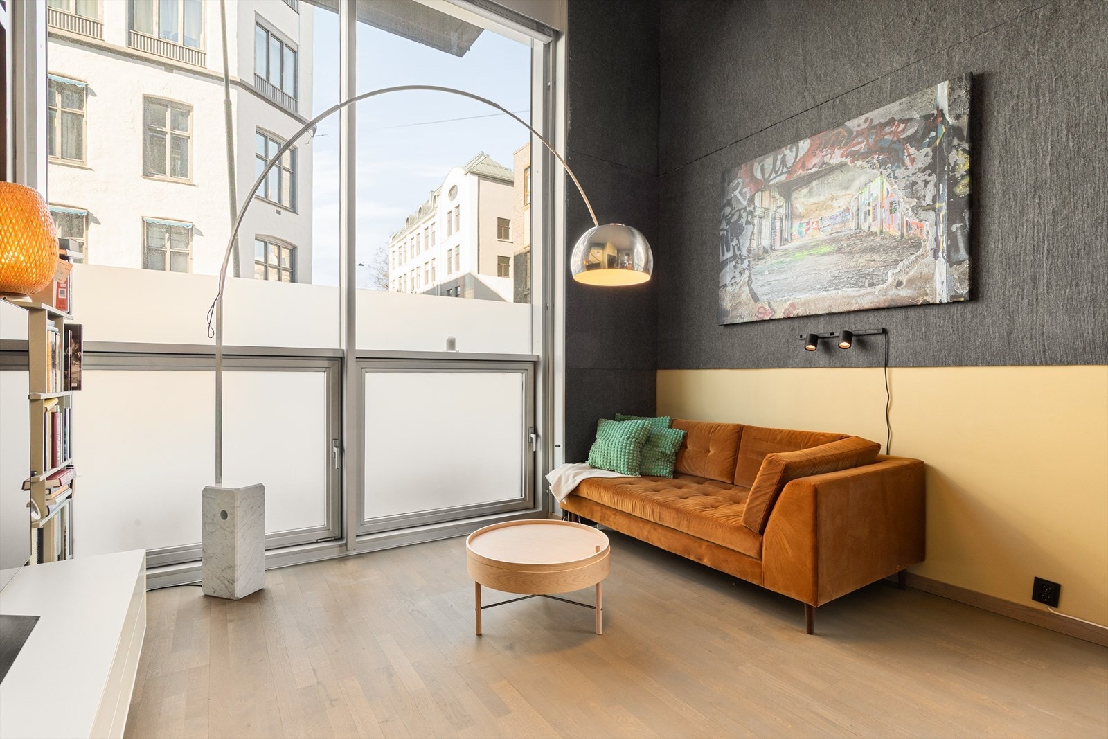 Stuen er enkel å møblere og har plass til en komfortabel sofagruppe. De store vinduene er utstyrt med elektrisk solskjerming fra Somfy. Galleribilde
