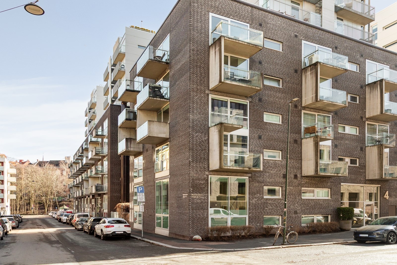 Fra leiligheten er det gangavstand til alt av servicetilbud, inkludert Kiellands Hus Senter med Coop Mega, apotek og vinmonopol. Galleribilde