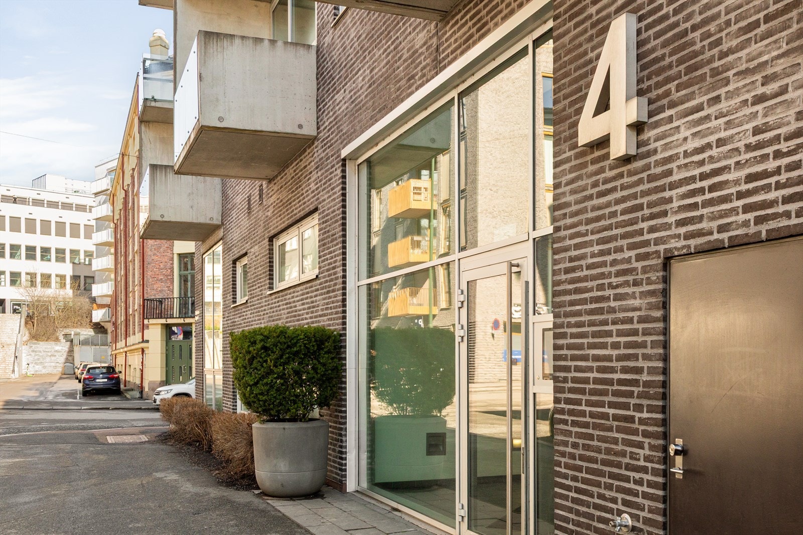I umiddelbar nærhet finner du et pulserende byliv med et rikt utvalg av kafeer og restauranter, samt gode bussforbindelser med linje 21, 33, 34 og 54. Galleribilde