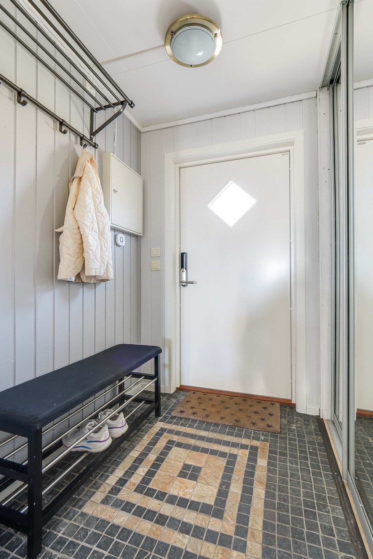 Flott entré med plass til å henge fra seg yttertøy Galleribilde