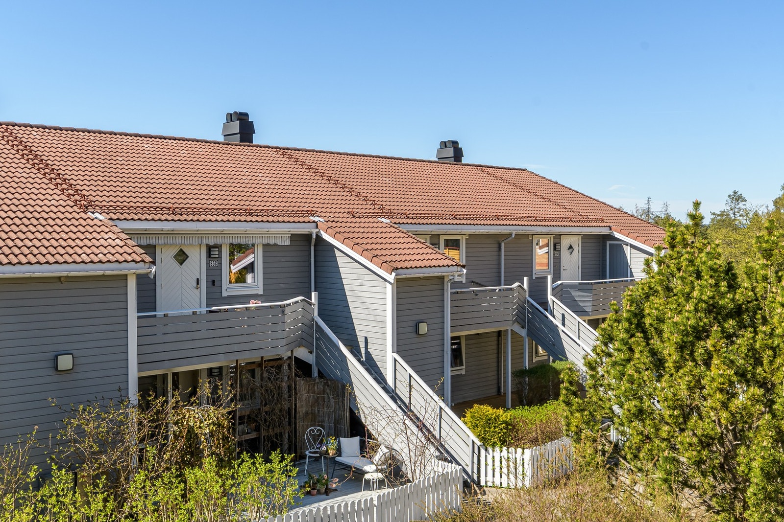Boligen ligger svært idyllisk til i et hyggelig nabolag Galleribilde