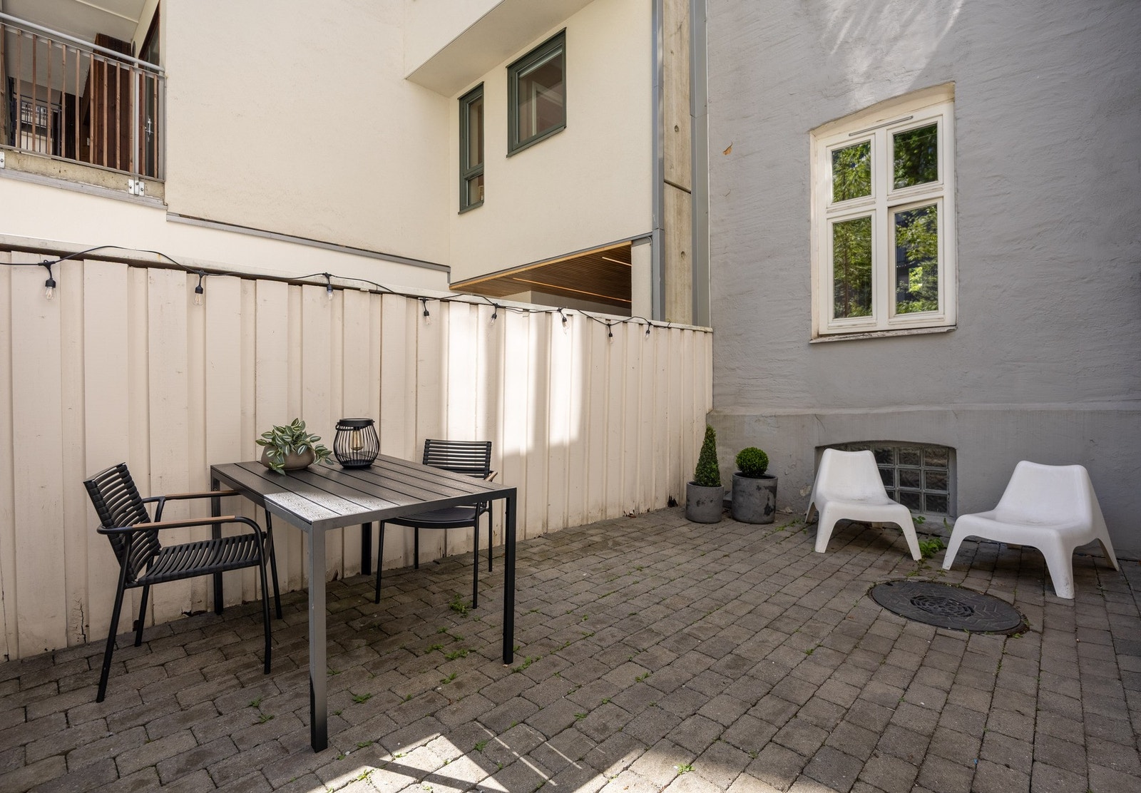Liten bakgård i borettslaget med felles møbler Galleribilde