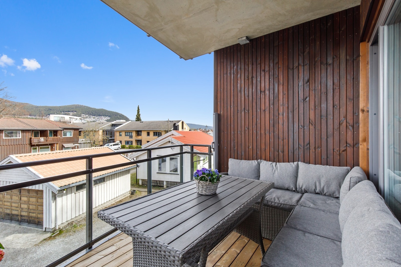 Fra stuen kommer man ut til balkongen der man har plass til sittegruppe og bord. Galleribilde