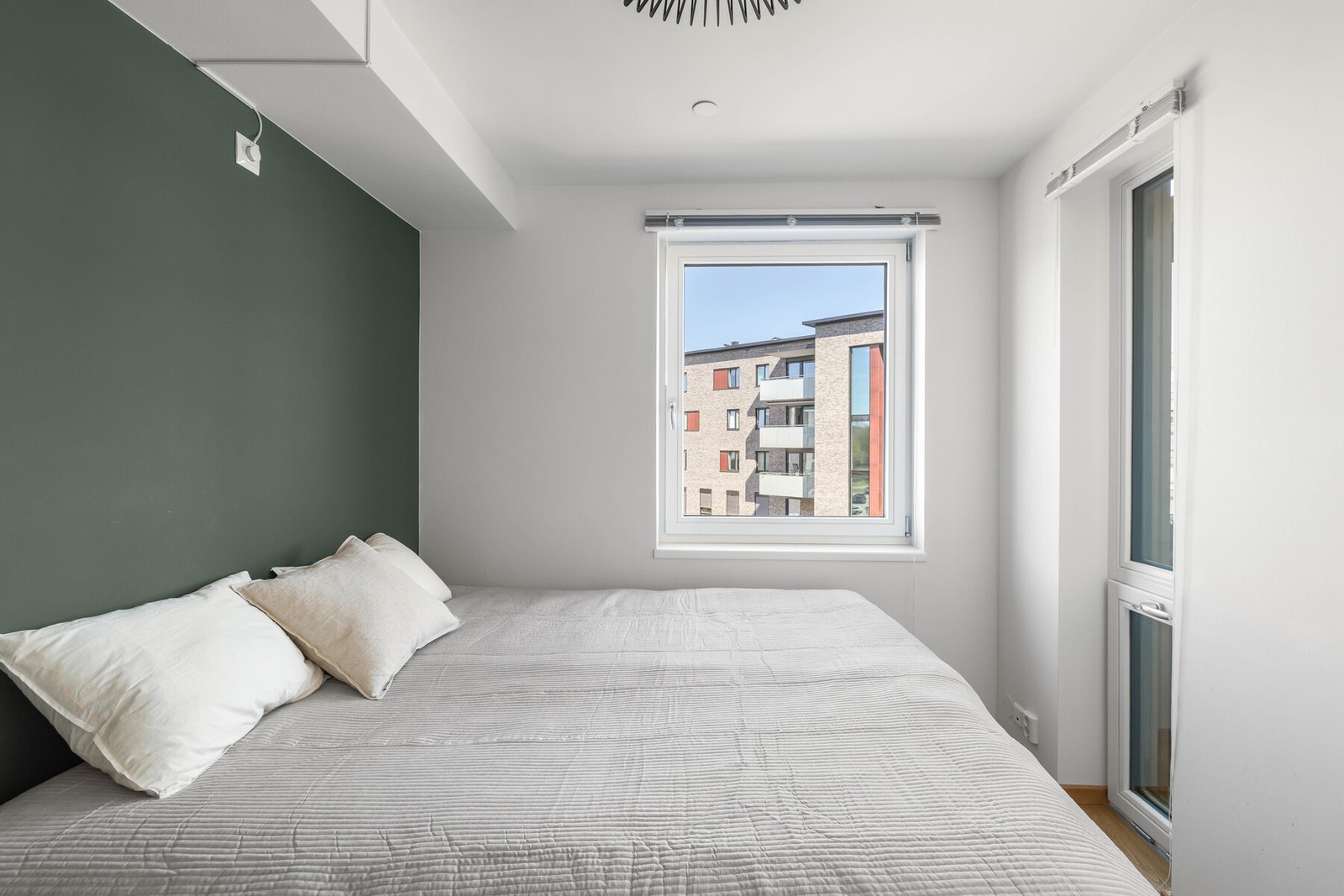 Soverommet fremstår som lyst og moderne med parkett på gulv og malte flate Galleribilde