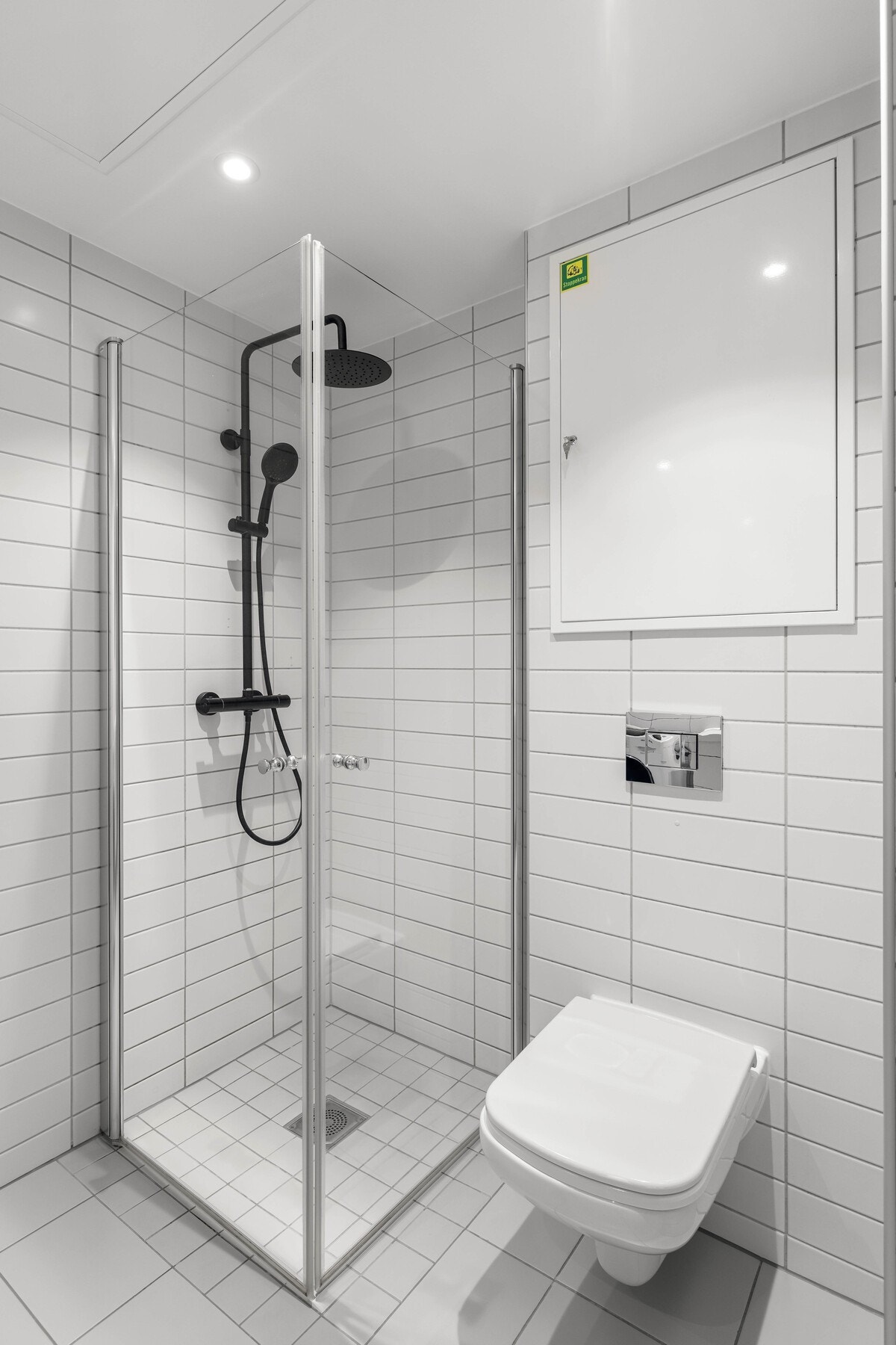 Badet fremstår som praktisk, moderne og lett å vedlikeholde Galleribilde