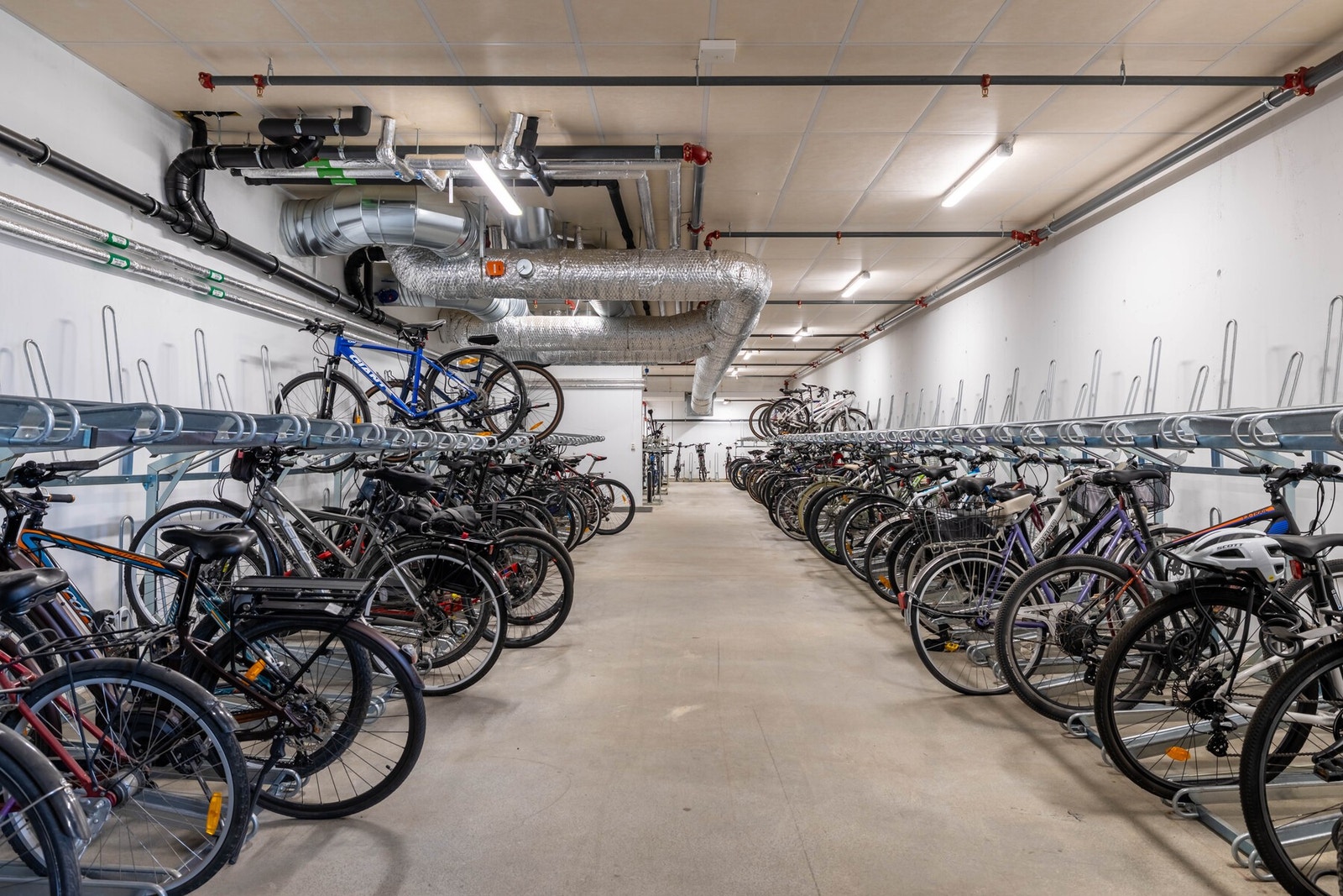 Sykkelparkeringen er lett tilgjengelig med direkte inngang til låst sykkelrom, slik at du enkelt kan trille sykkelen rett inn Galleribilde