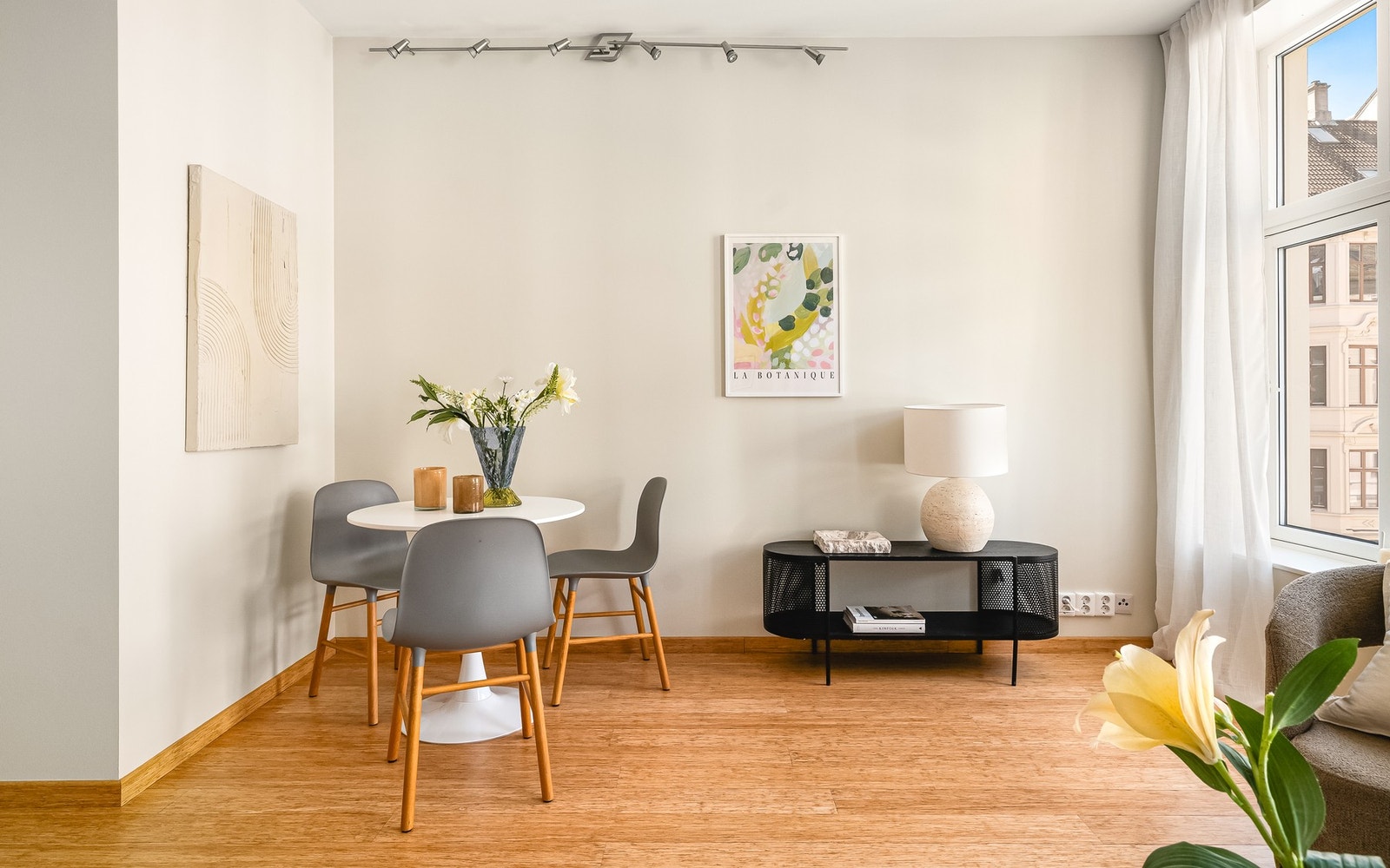 Det er plass til sofa, tv-seksjon og spisebord i stuen. Galleribilde