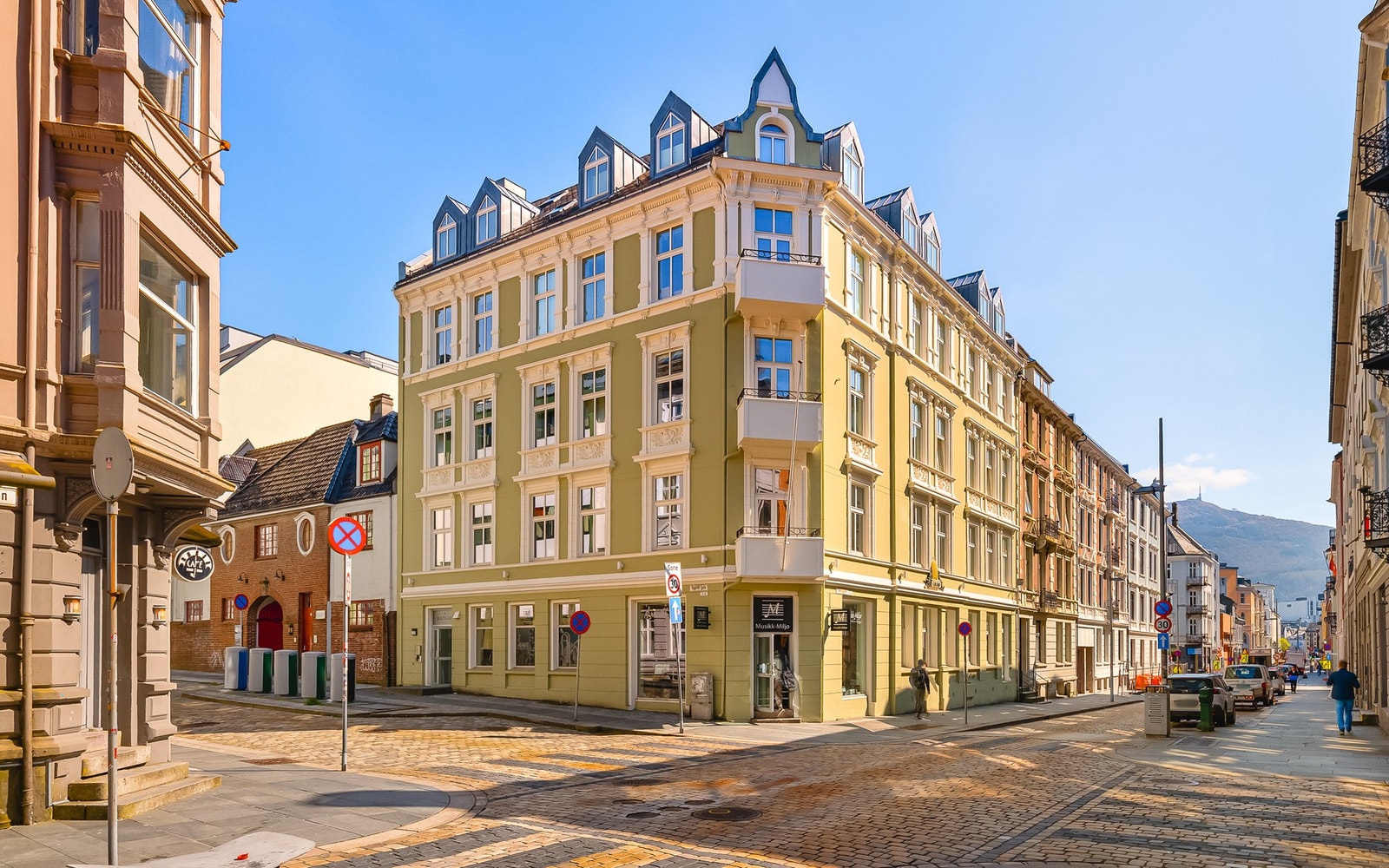 Leiligheten ligger flott til i 3. etasje denne nydelige hjørnebygården. Bygget ble pusset opp i 2012, og fasaden ble pusset opp i ca. 2023. Galleribilde