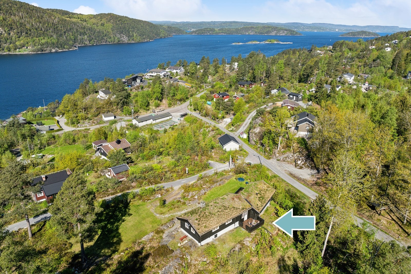 Tomten er på ca. 1,5 mål, og har meget gode sol- og lysforhold Galleribilde