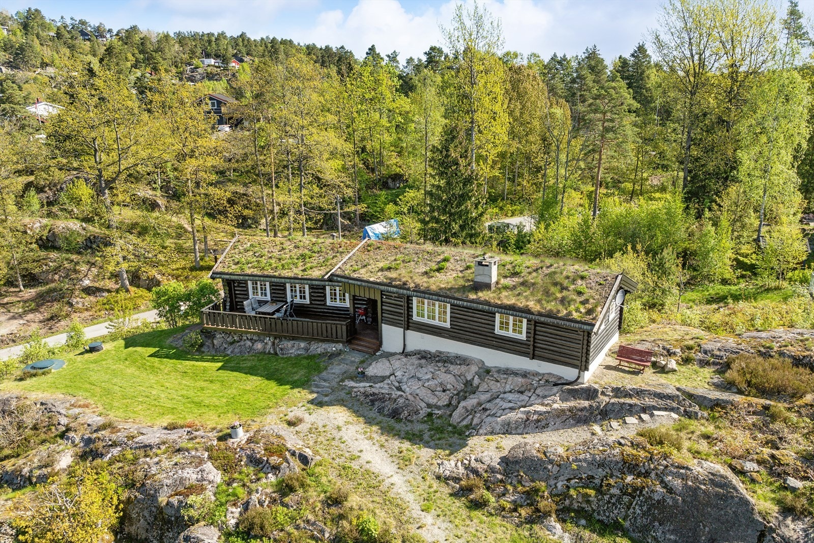 Deler av tomten er naturtomt med fjell i dagen Galleribilde
