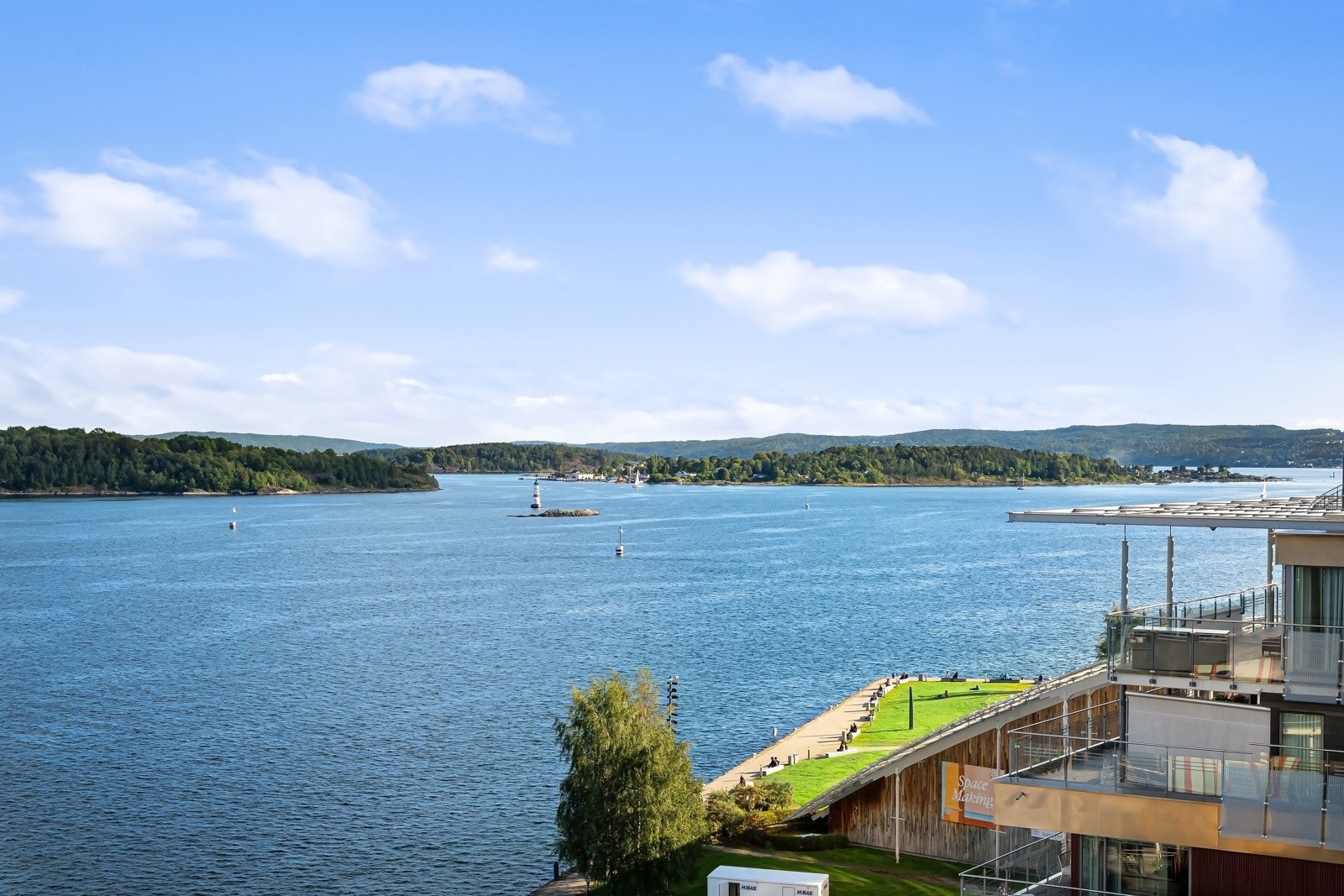 Med sol hele dagen og vakker utsikt over fjorden, badeplasser og grøntområder Galleribilde
