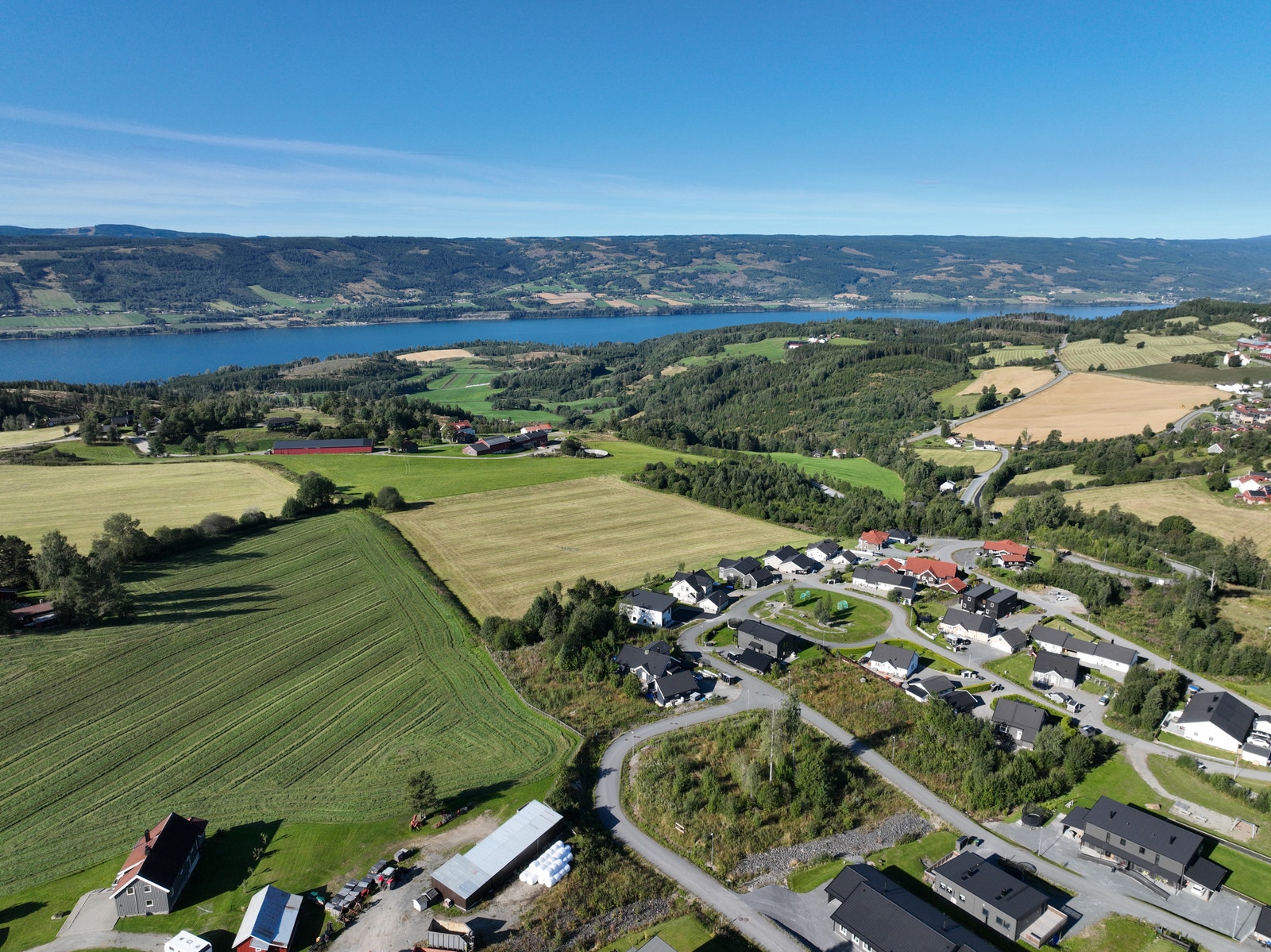 Landlig beliggende med åpne jorder og skog Galleribilde