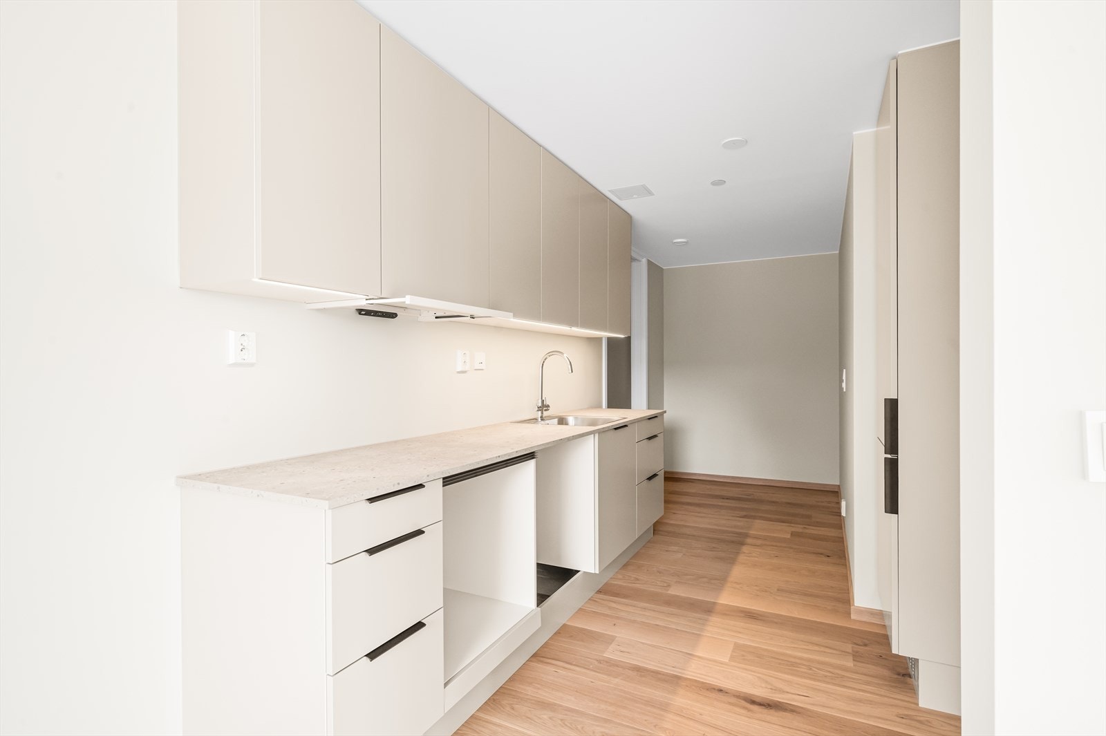 Plass ekstra skap/garderobe. Kontakt megler vedr. kjøp av hvitevarer. KI-redigert foto av leil. april 26. Avvik vil forekomme. Galleribilde
