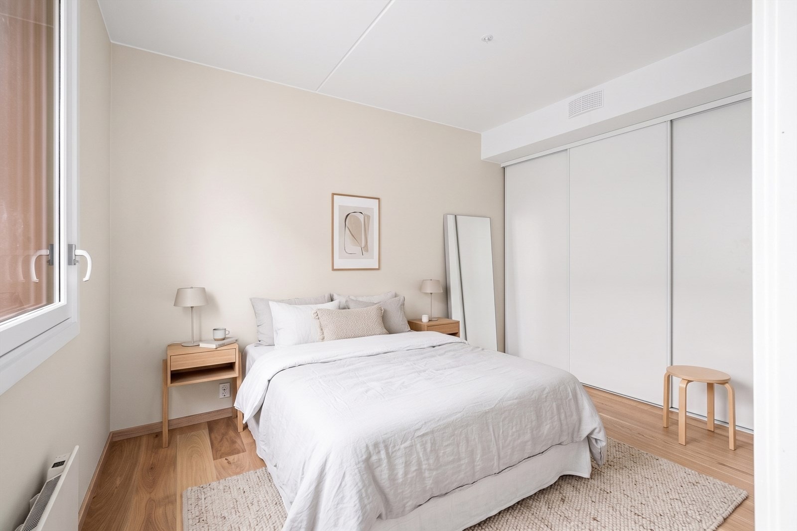 Ca. 10,8 kvm hovedsoverom m. plass til dobbeltseng og garderobe. Fotoet av leil. er redigert m/KI. Avvik vil forekomme. Trykk på 360-ikon for å oppleve boligen virtuelt fra april 26. Galleribilde