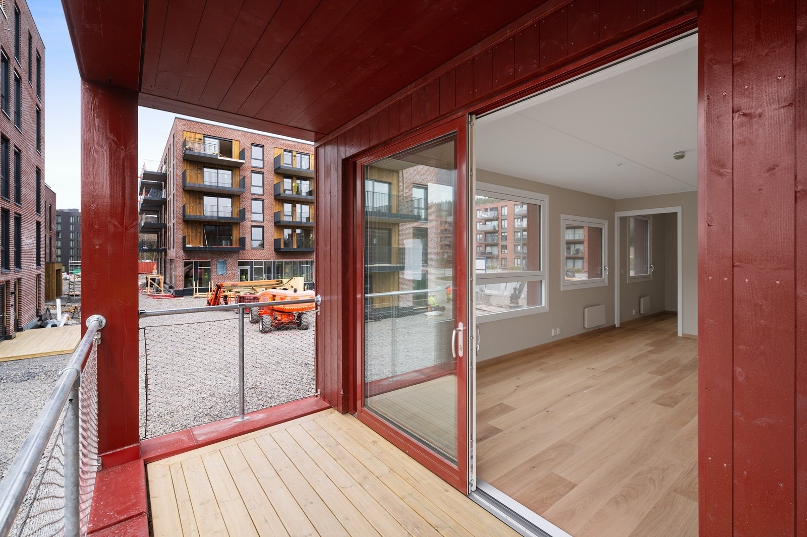 Ca. 8 kvm vestvendt balkong i 2 etg. Vender inn mot gårdshage. Galleribilde